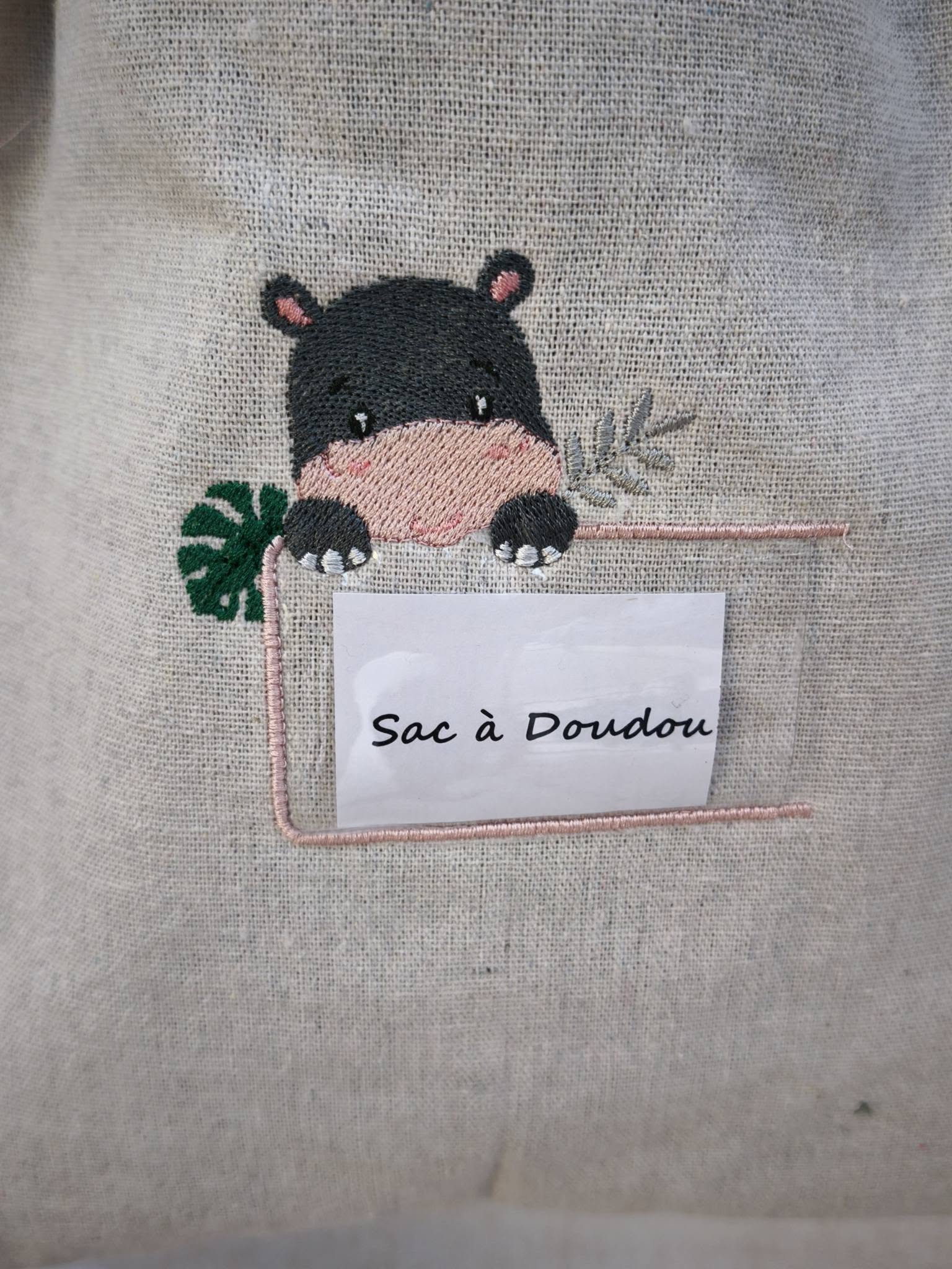 Étiquette Appliqué Cristal Hippopotame – Motif de Broderie Machine – 10x10 (Copie)