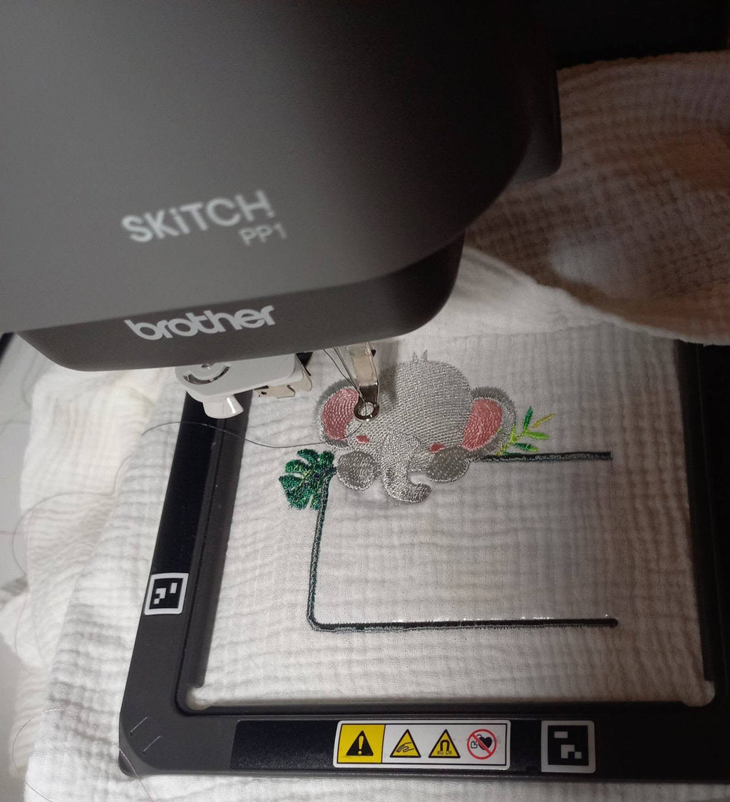 Étiquette Appliqué Cristal Éléphant – motif de broderie machine 10x10 avec éléphant, feuillage et fenêtre transparente en Cristal