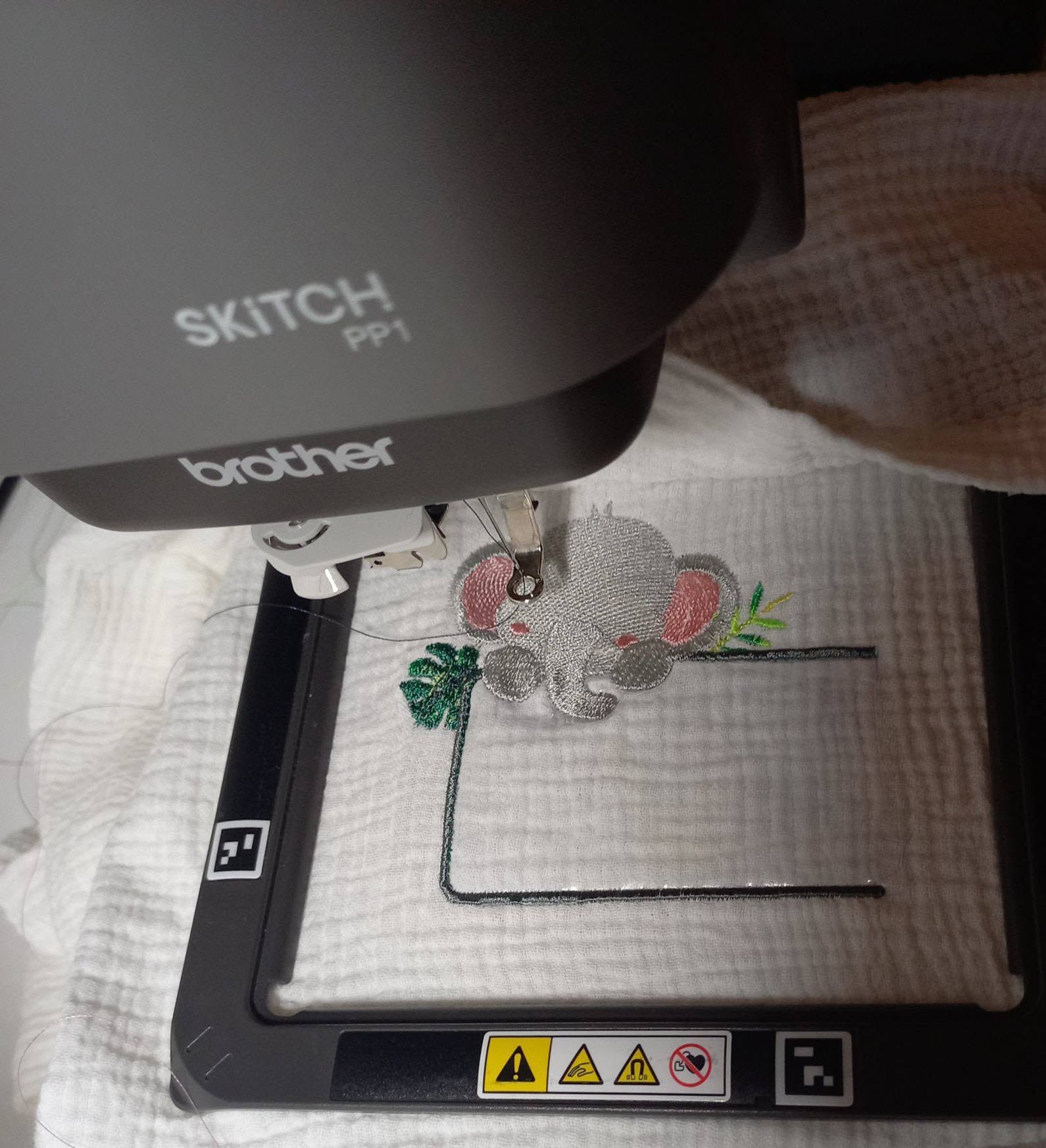 Étiquette Appliqué Cristal Éléphant – motif de broderie machine 10x10 avec éléphant, feuillage et fenêtre transparente en Cristal