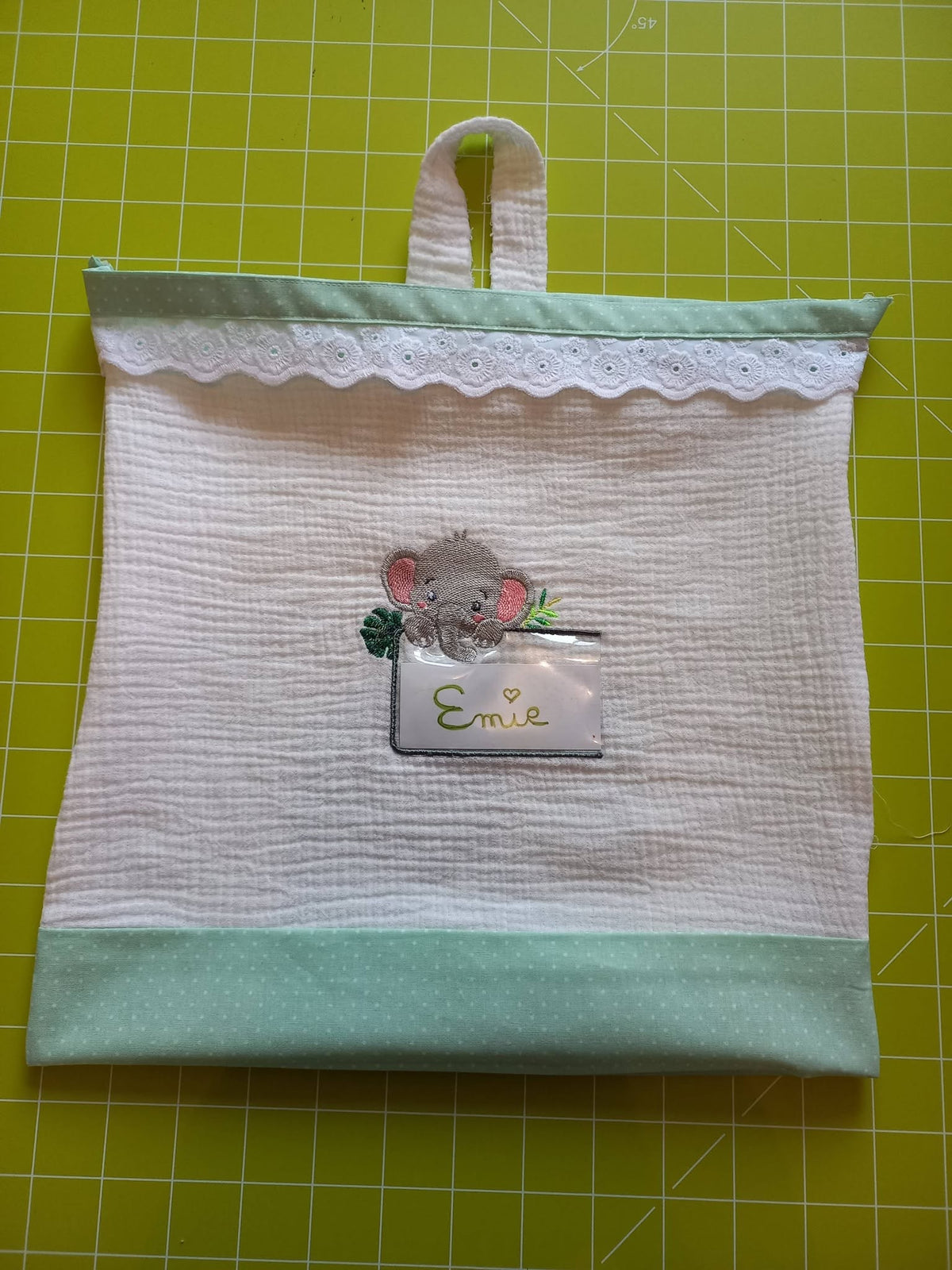 Étiquette Appliqué Cristal Éléphant – motif de broderie machine 10x10 avec éléphant, feuillage et fenêtre transparente en Cristal