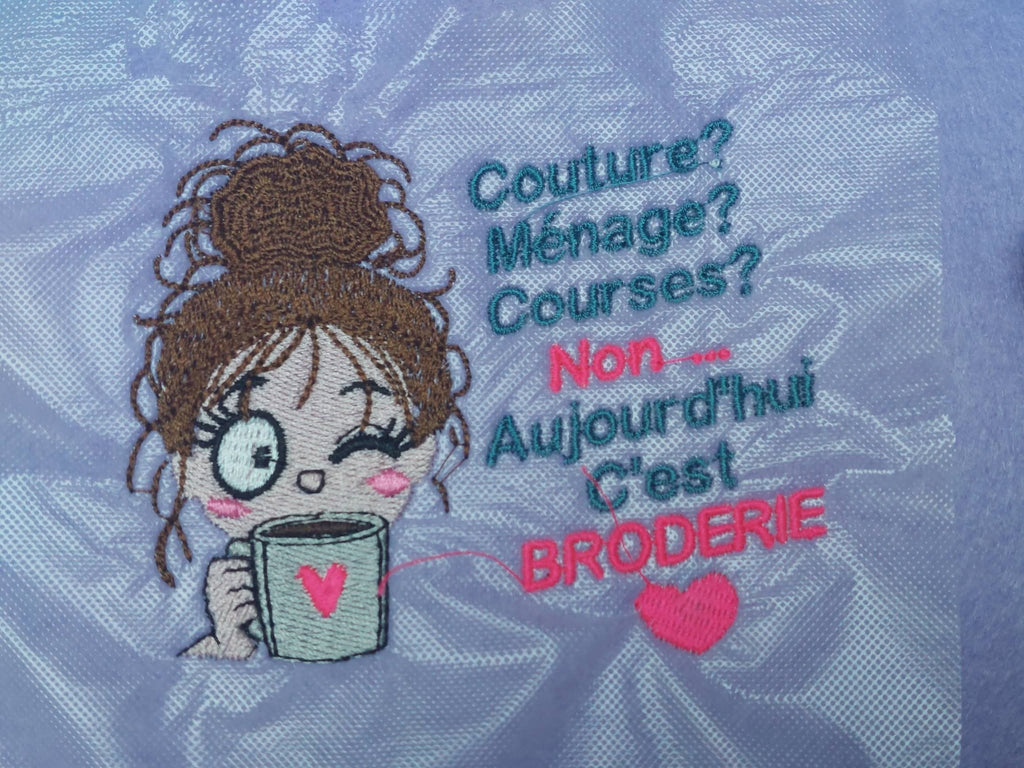 Aujourd’hui c’est Broderie – brodeuse avec tasse et phrase humoristique – motif de broderie machine format 10x10