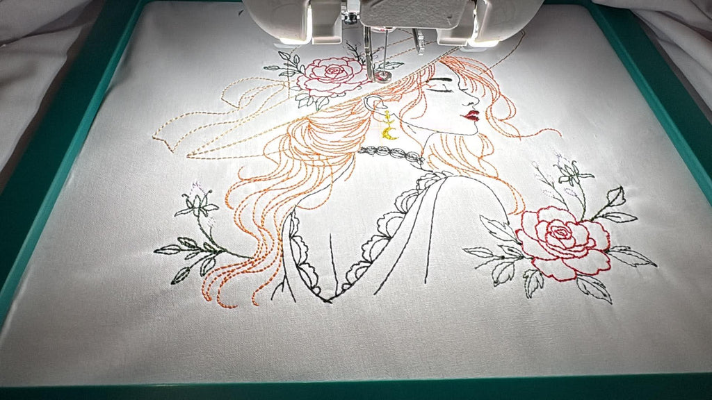 La Belle Romantique – femme bohème au grand chapeau ornée de roses et de fleurs – motif de broderie machine
