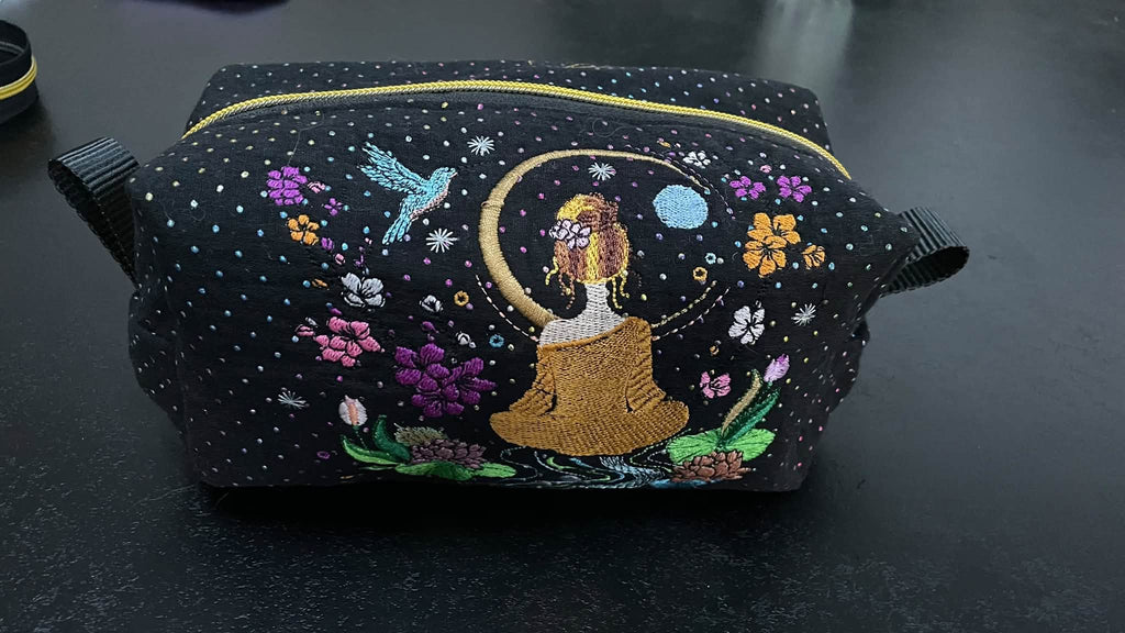 Méditation au Jardin des Songes – femme méditant entourée de fleurs, lotus, lune et colibri – motif de broderie machine