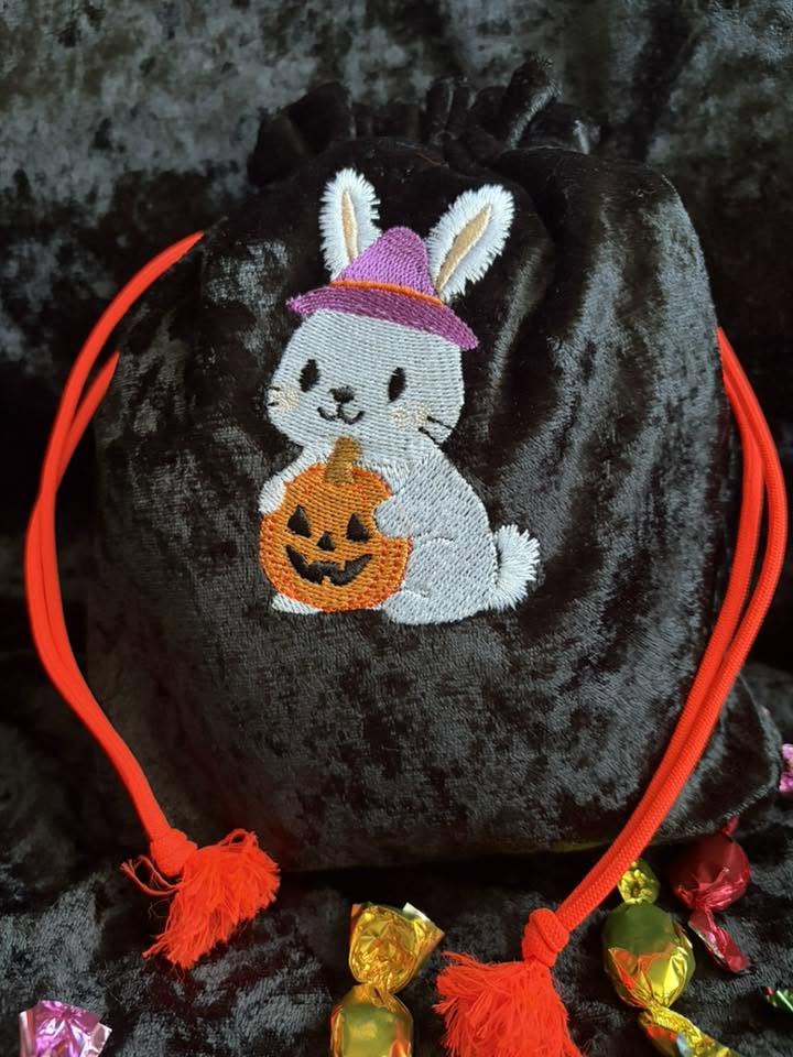 Lapin Halloween avec chapeau de sorcière et citrouille – motif de broderie machine 10x10