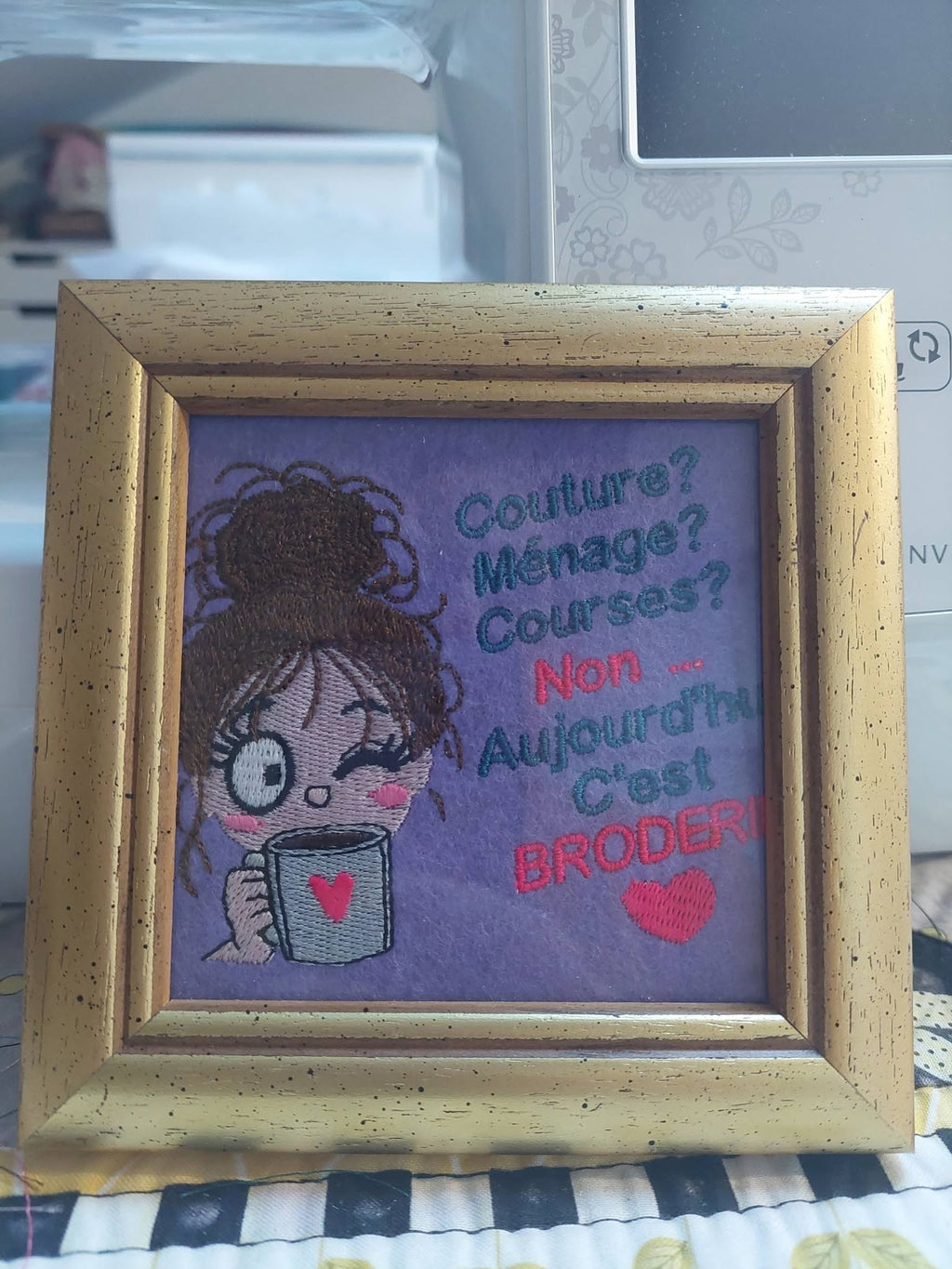 Aujourd’hui c’est Broderie – brodeuse avec tasse et phrase humoristique – motif de broderie machine format 10x10