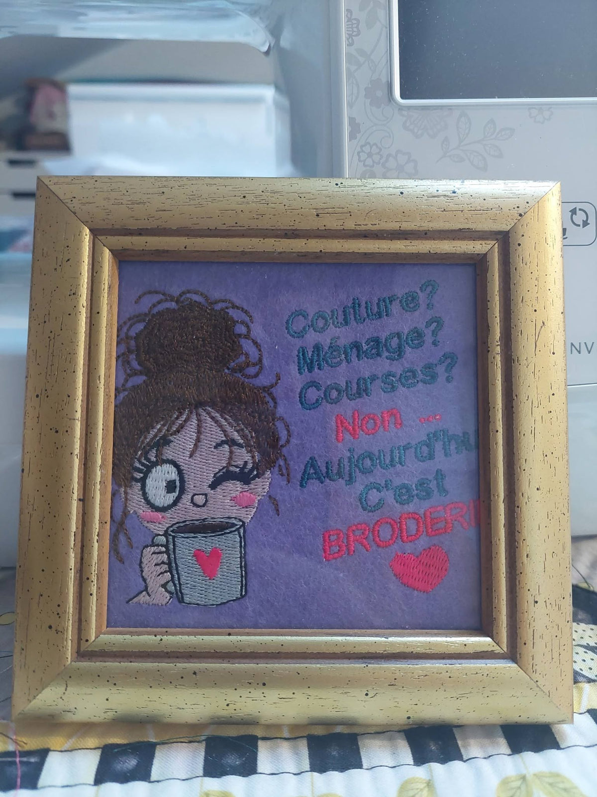 Aujourd’hui c’est Broderie – brodeuse avec tasse et phrase humoristique – motif de broderie machine format 10x10