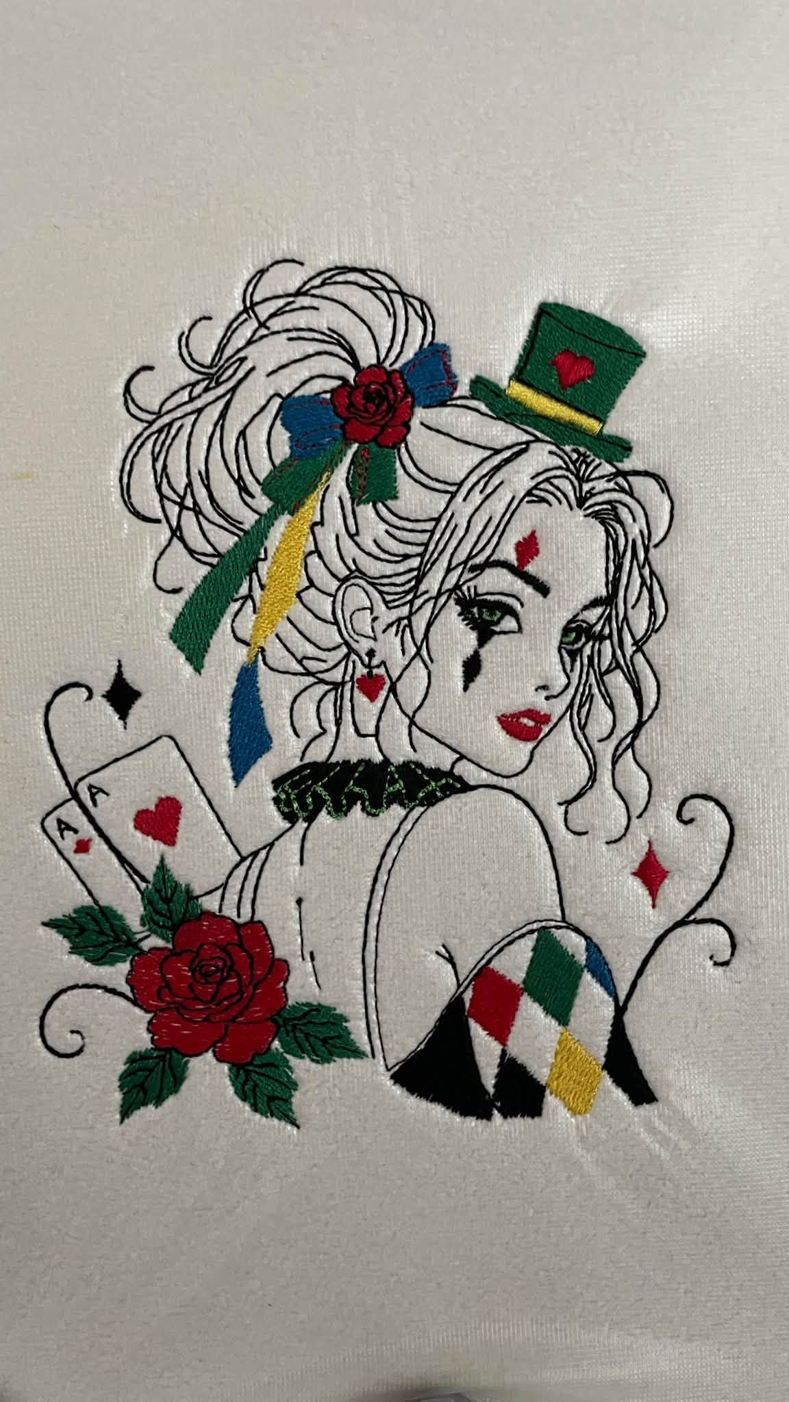 L’Arlequeen – femme arlequin Halloween Dark avec cartes à jouer, roses, haut-de-forme et losanges – motif de broderie machine