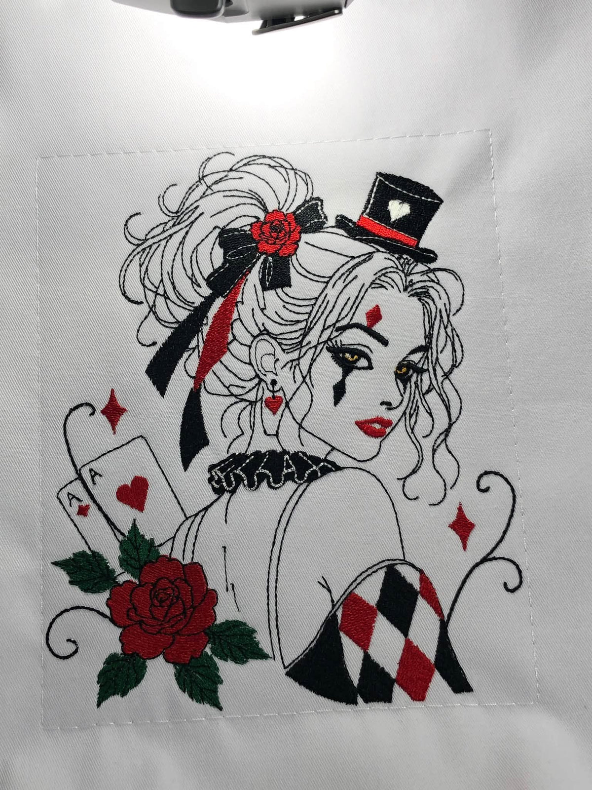 L’Arlequeen – femme arlequin Halloween Dark avec cartes à jouer, roses, haut-de-forme et losanges – motif de broderie machine