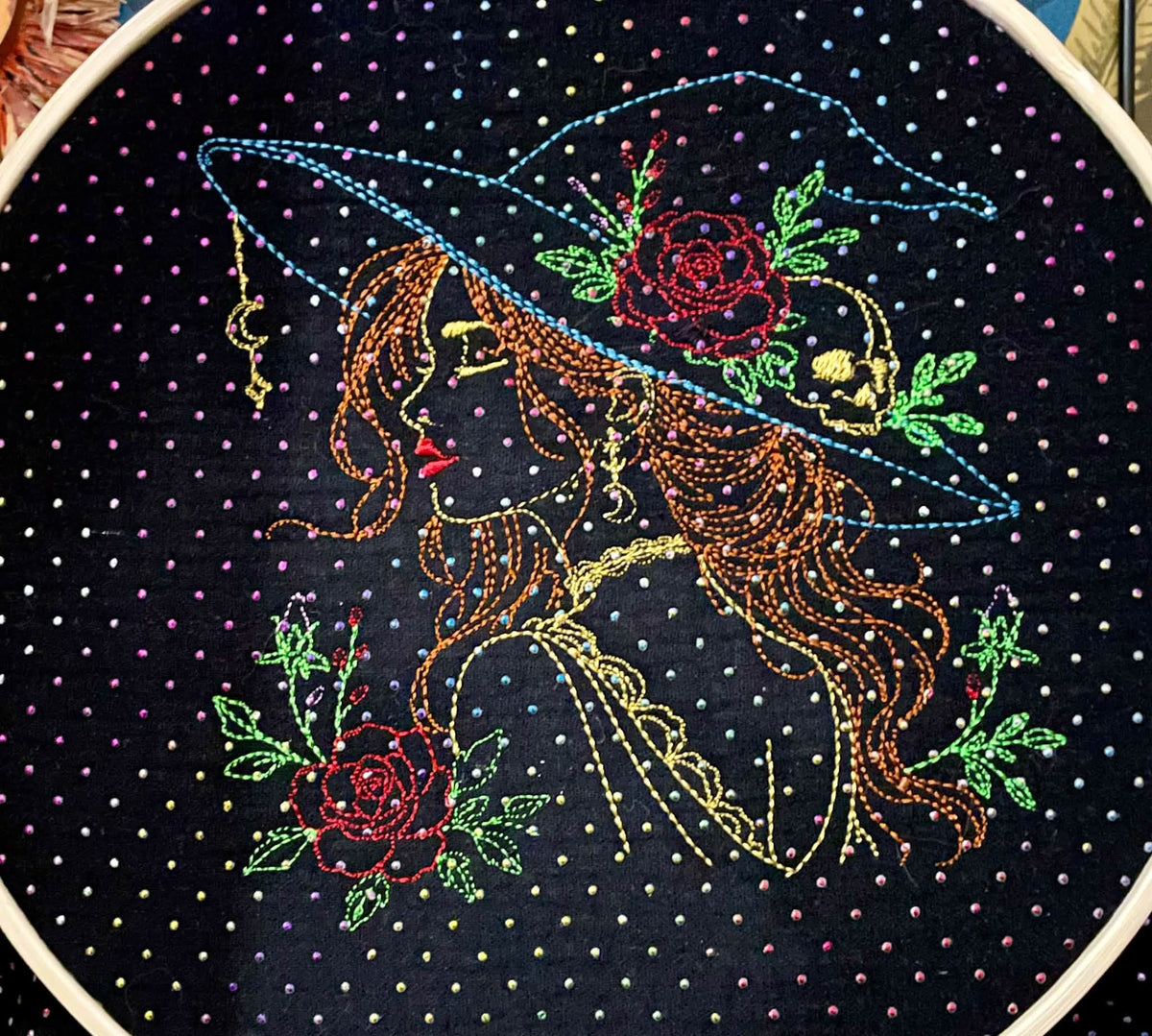 La Belle Ensorceleuse sorcière fleurie avec chapeau, rose, crâne et lune – motif de broderie machine