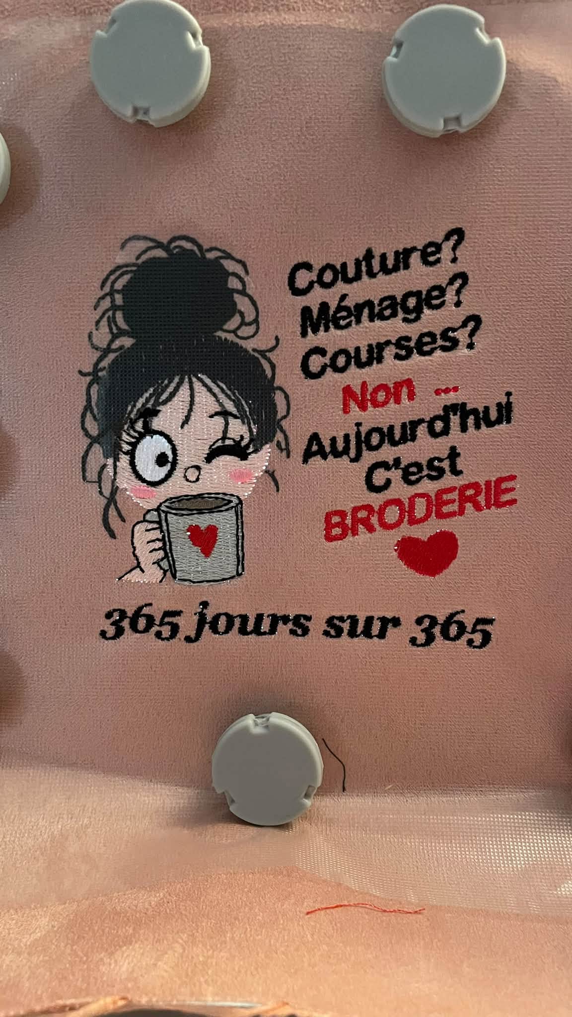 Aujourd’hui c’est Broderie – brodeuse avec tasse et phrase humoristique – motif de broderie machine format 10x10