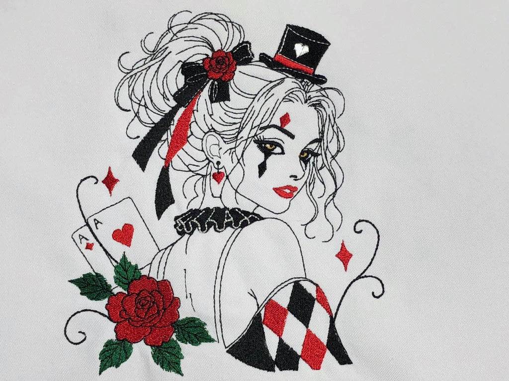 L’Arlequeen – femme arlequin Halloween Dark avec cartes à jouer, roses, haut-de-forme et losanges – motif de broderie machine