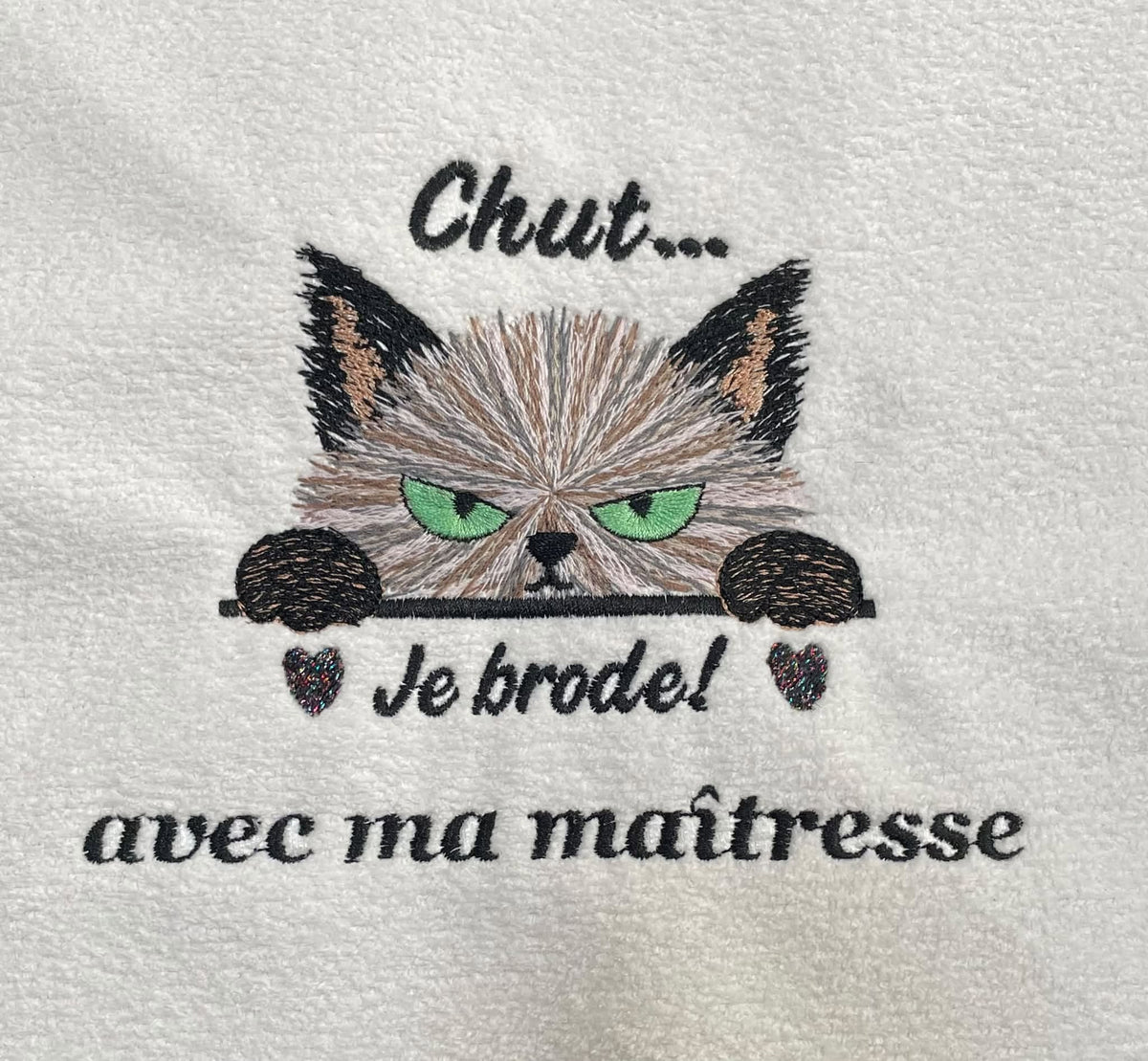 Chut Je Brode – chat noir bougon avec petits cœurs rouges – motif de broderie machine humour format 10x10