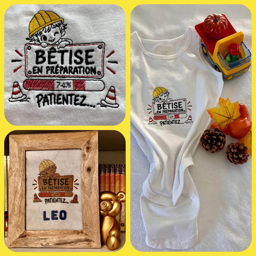 Bêtise en Préparation – petit garçon malicieux avec casquette jaune, barre de chargement à 74 % et cônes – motif broderie 10x10