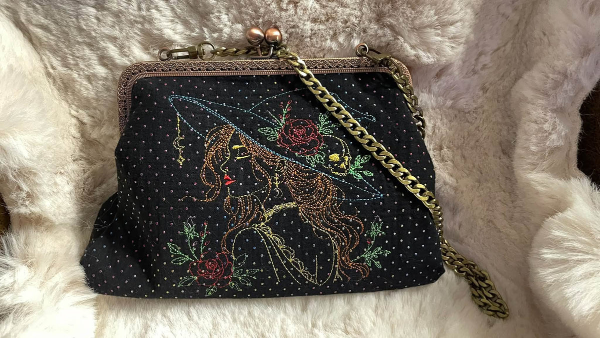 La Belle Ensorceleuse sorcière fleurie avec chapeau, rose, crâne et lune – motif de broderie machine