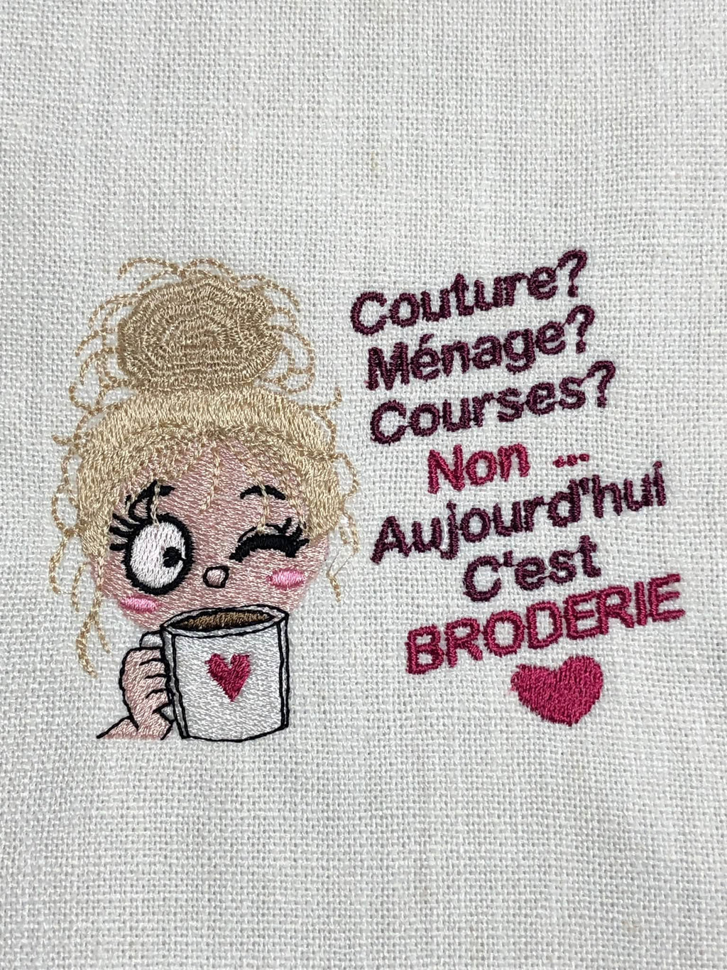Aujourd’hui c’est Broderie – brodeuse avec tasse et phrase humoristique – motif de broderie machine format 10x10