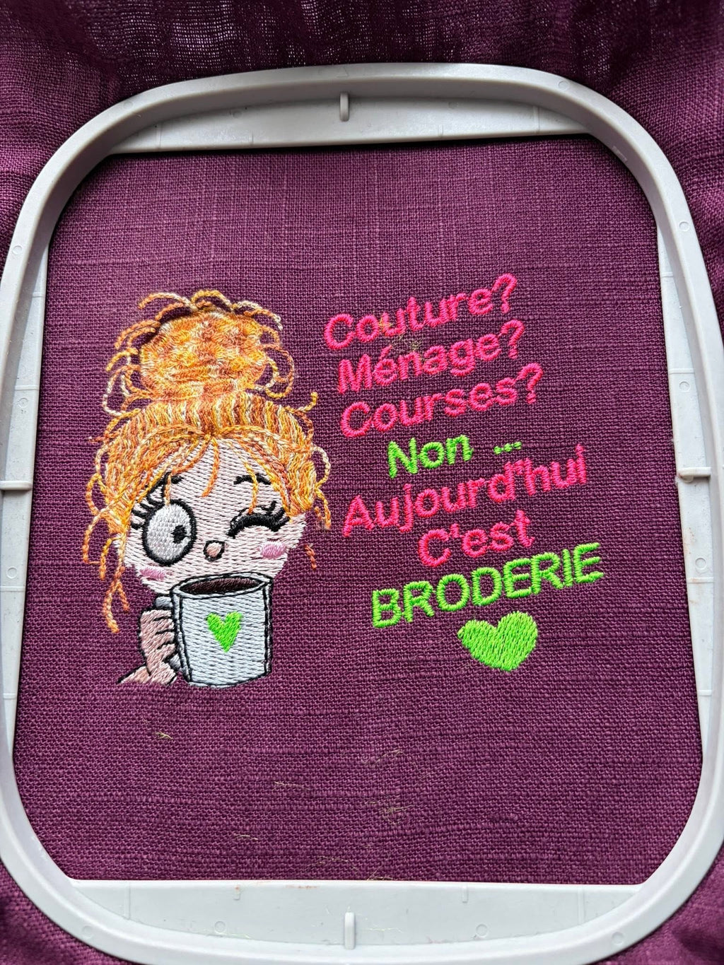 Aujourd’hui c’est Broderie – brodeuse avec tasse et phrase humoristique – motif de broderie machine format 10x10