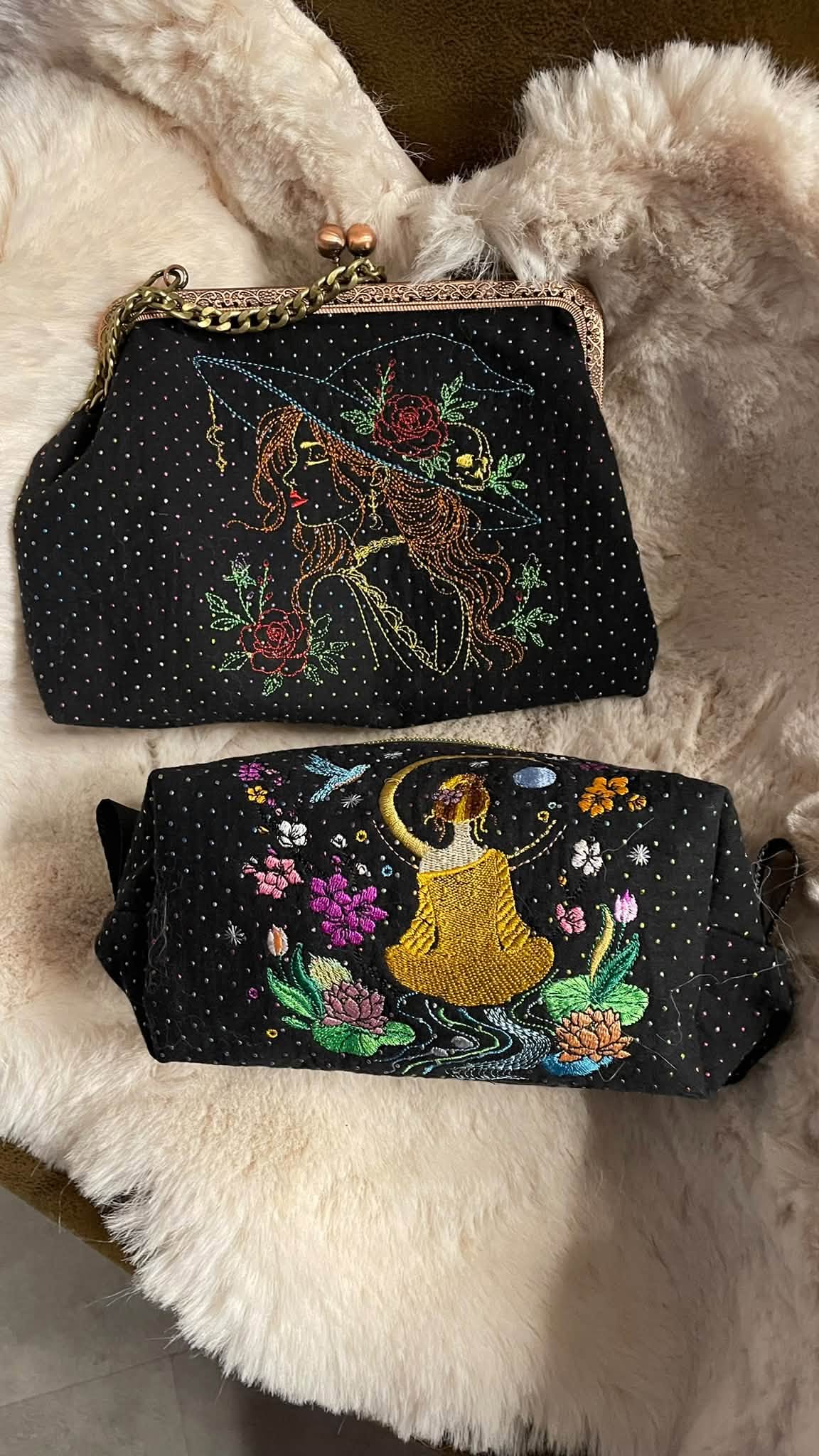 La Belle Ensorceleuse sorcière fleurie avec chapeau, rose, crâne et lune – motif de broderie machine