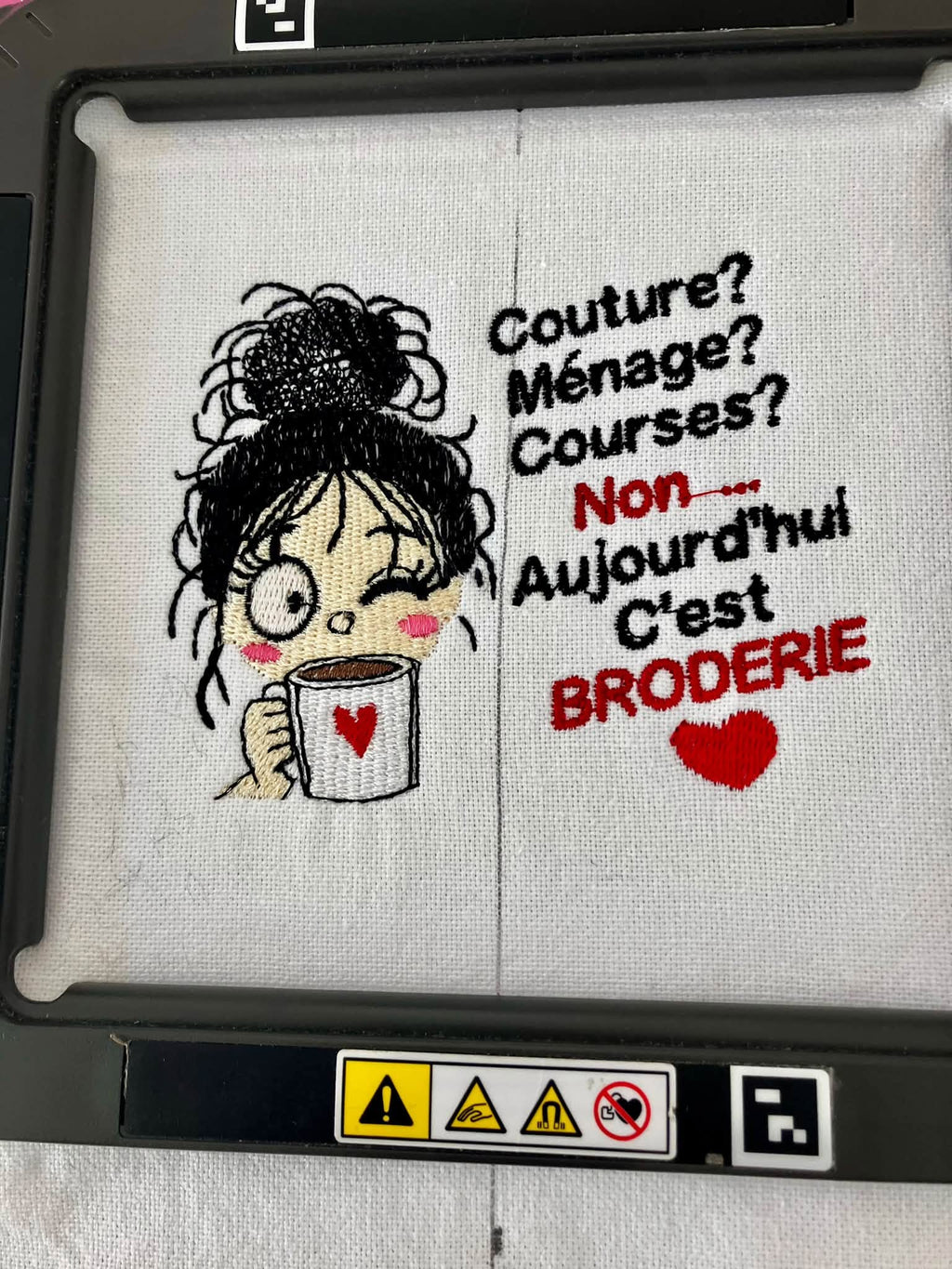Aujourd’hui c’est Broderie – brodeuse avec tasse et phrase humoristique – motif de broderie machine format 10x10