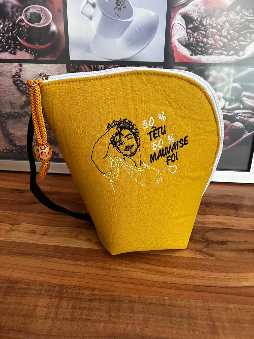 50 % Têtu 50 % Mauvaise Foi – homme souriant et malicieux – motif de broderie machine humour disponible en 10x10 et 15x15
