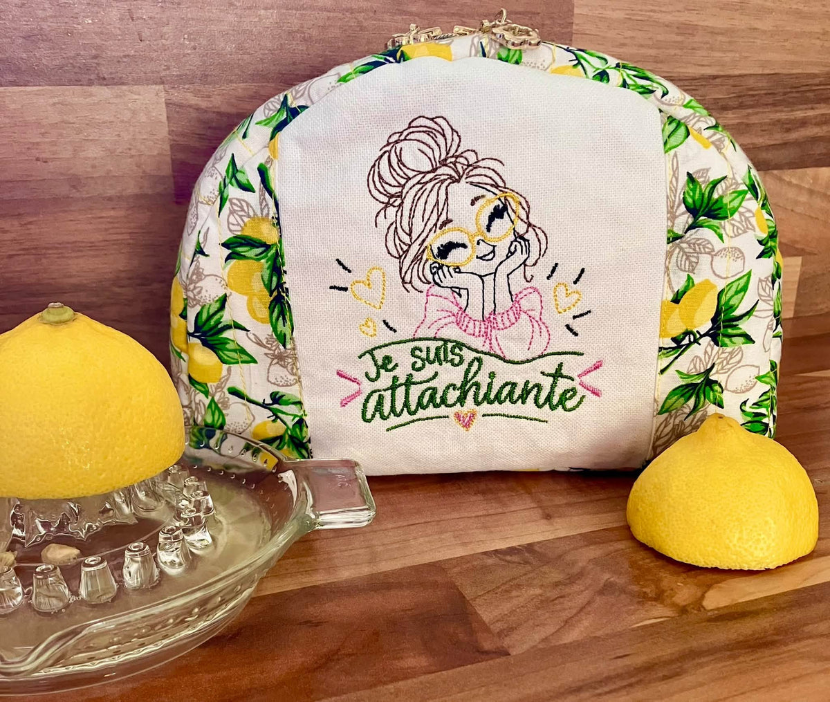 Je suis Attachiante – femme avec chignon, grandes lunettes rouges et petits cœurs – motif de broderie machine humour