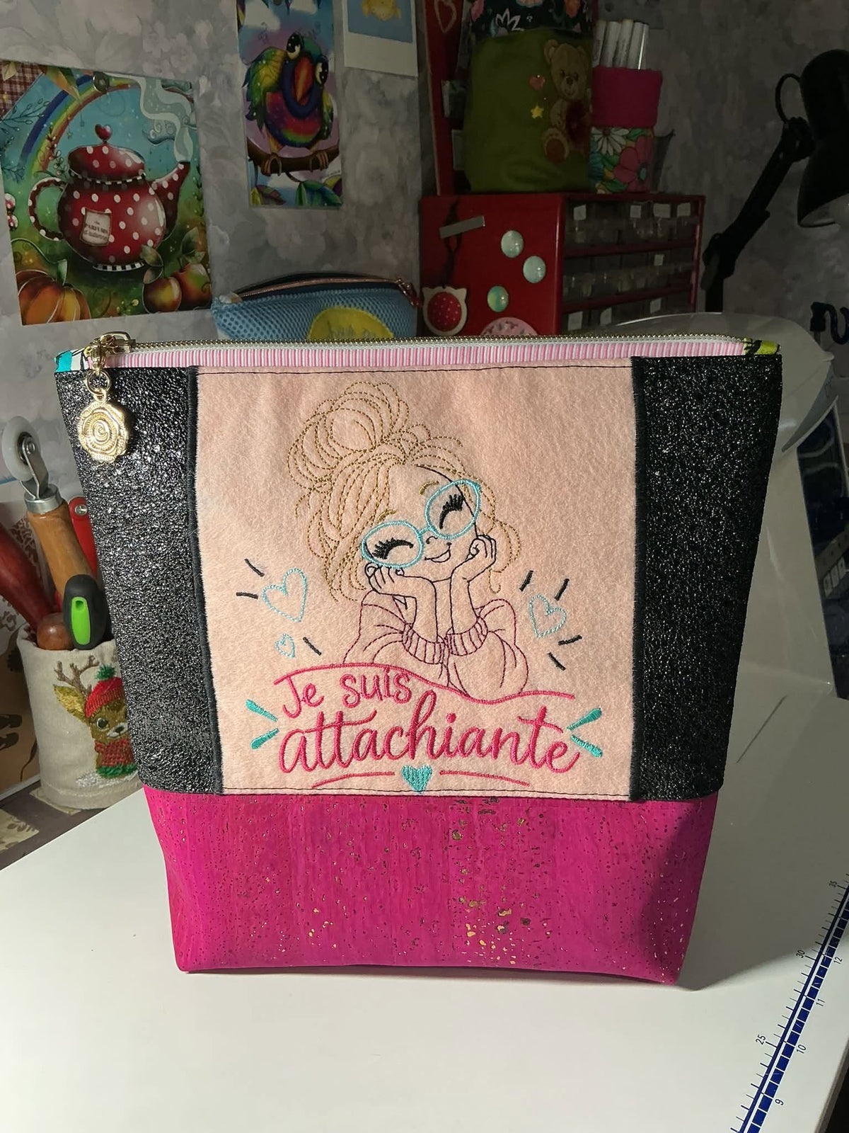 Je suis Attachiante – femme avec chignon, grandes lunettes rouges et petits cœurs – motif de broderie machine humour