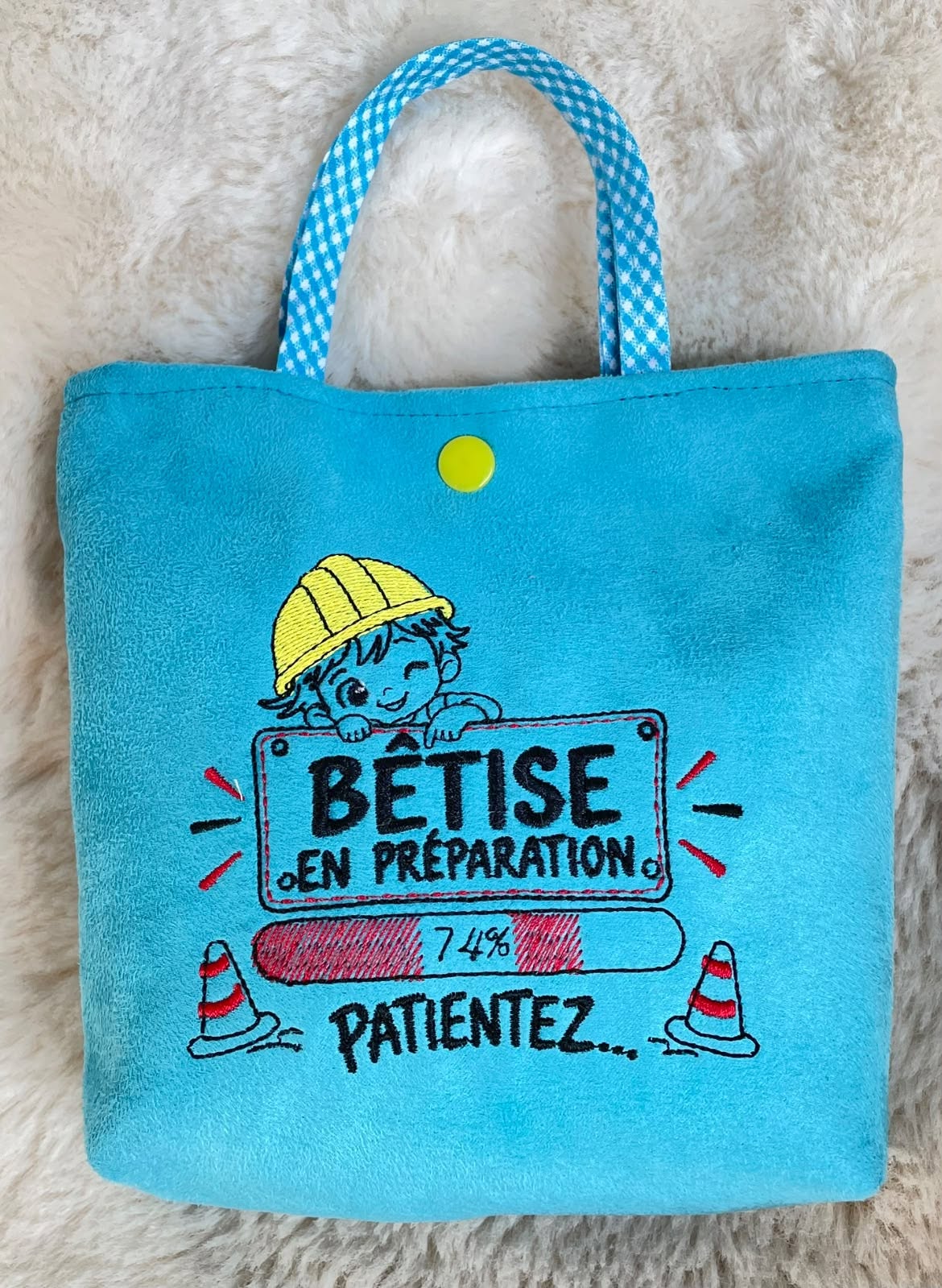 Bêtise en Préparation – petit garçon malicieux avec casquette jaune, barre de chargement à 74 % et cônes – motif broderie 10x10