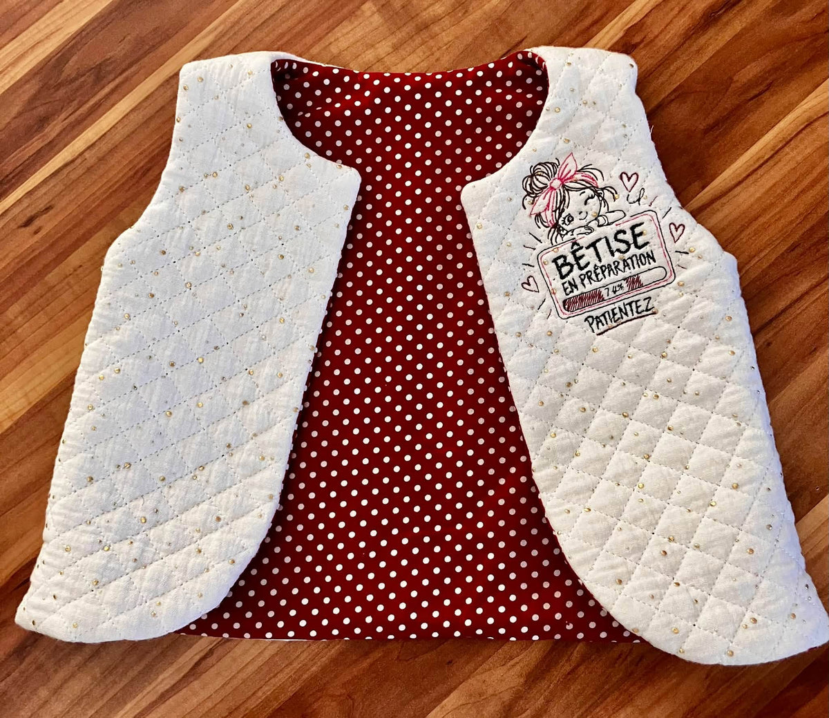 Bêtise en Préparation – petite fille malicieuse avec grand nœud rose et barre de chargement à 74 % – motif broderie machine 10x10