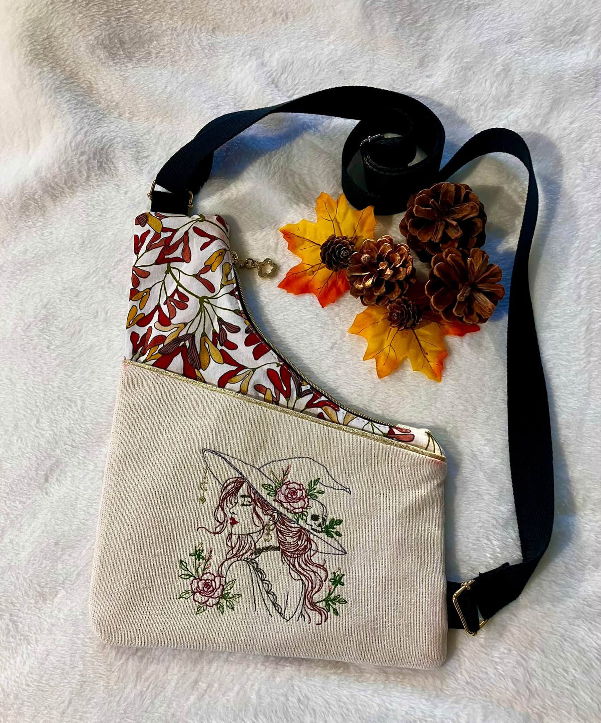 La Belle Ensorceleuse sorcière fleurie avec chapeau, rose, crâne et lune – motif de broderie machine