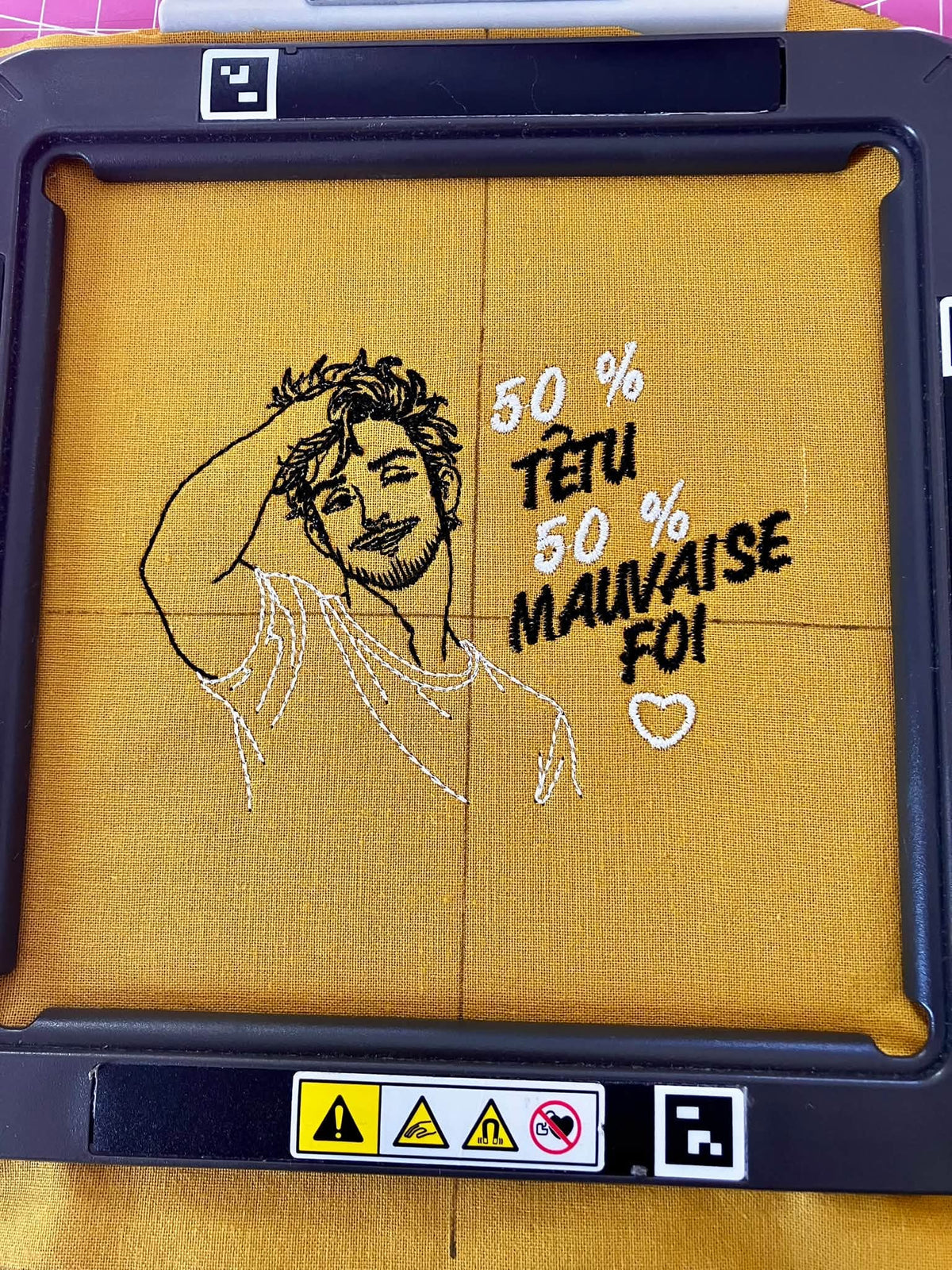 50 % Têtu 50 % Mauvaise Foi – homme souriant et malicieux – motif de broderie machine humour disponible en 10x10 et 15x15