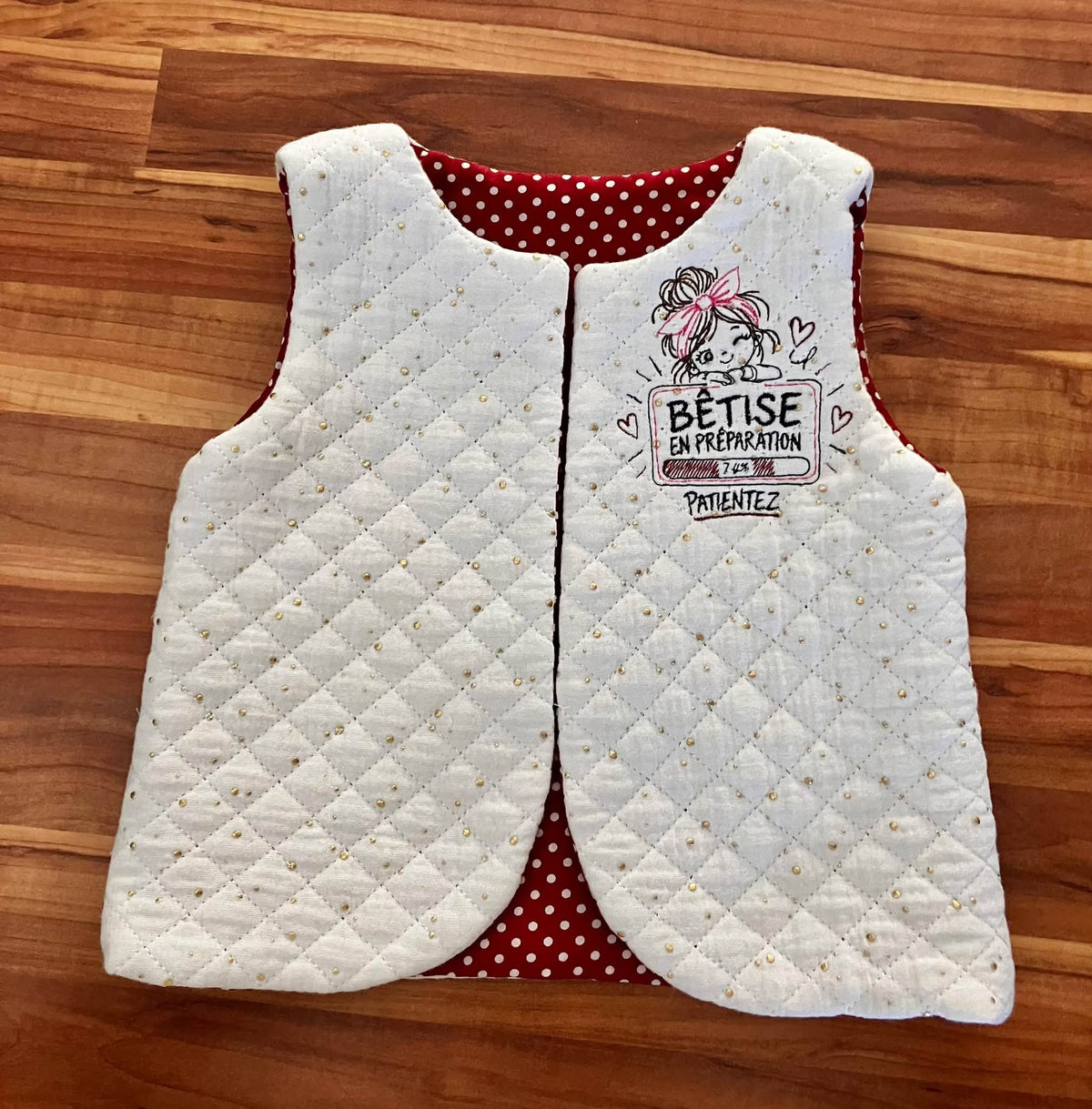 Bêtise en Préparation – petite fille malicieuse avec grand nœud rose et barre de chargement à 74 % – motif broderie machine 10x10