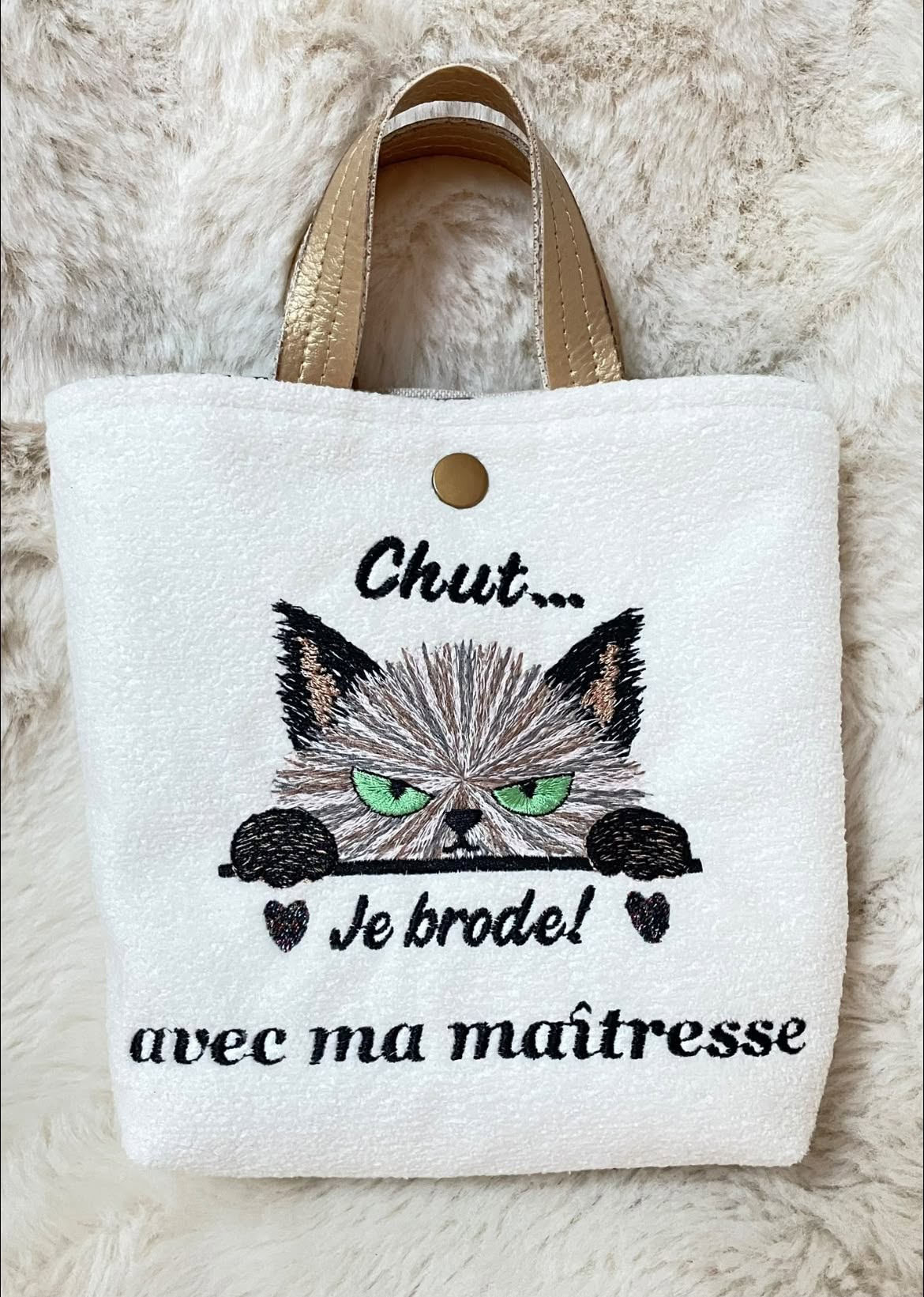 Chut Je Brode – chat noir bougon avec petits cœurs rouges – motif de broderie machine humour format 10x10