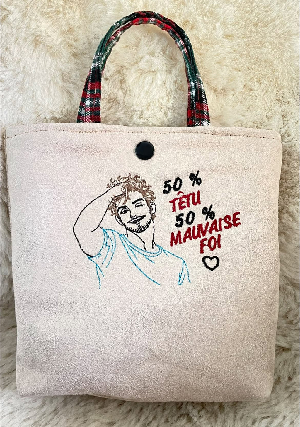 50 % Têtu 50 % Mauvaise Foi – homme souriant et malicieux – motif de broderie machine humour disponible en 10x10 et 15x15