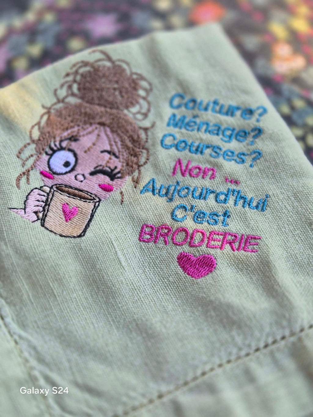 Aujourd’hui c’est Broderie – brodeuse avec tasse et phrase humoristique – motif de broderie machine format 10x10