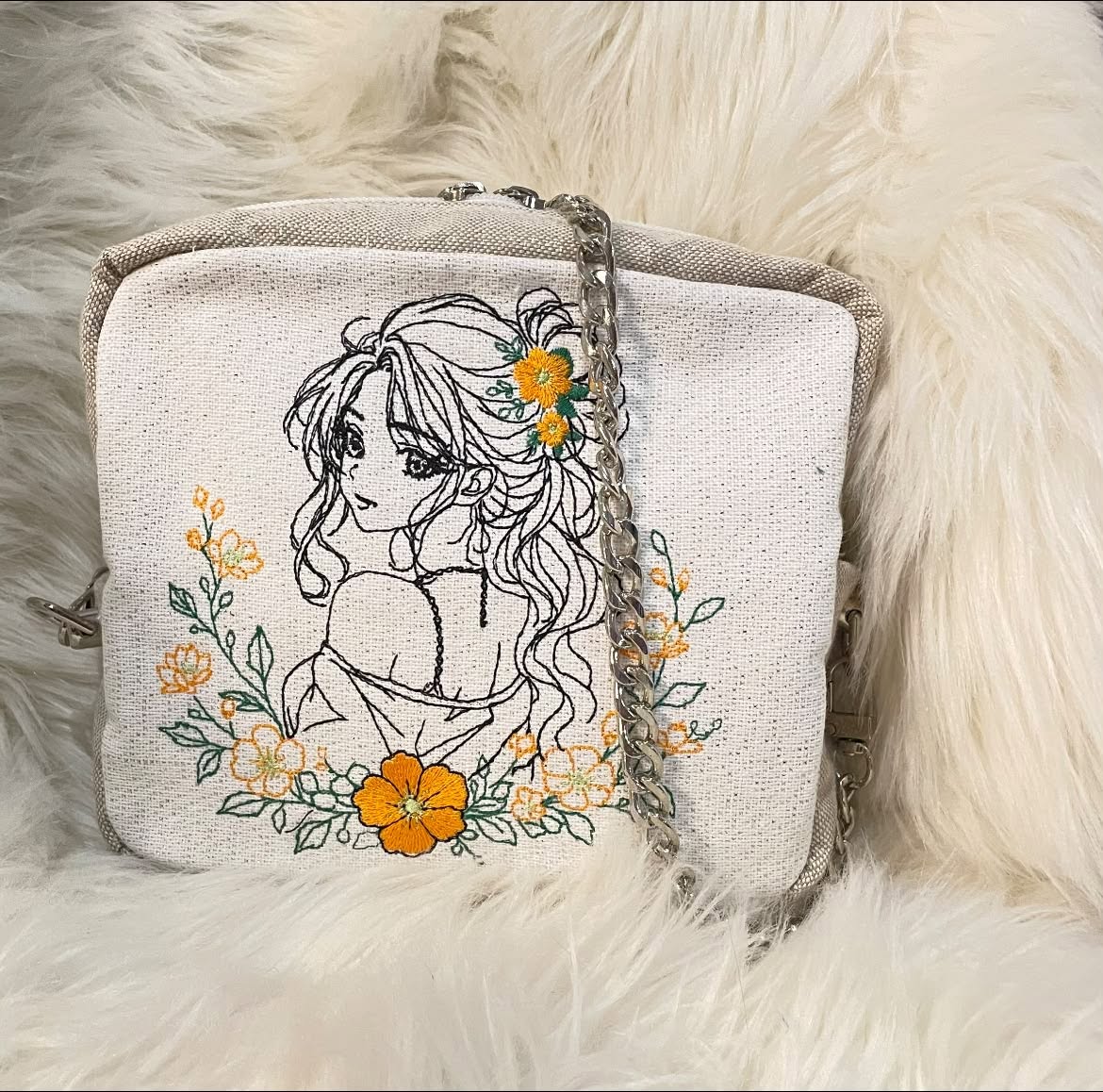 La Belle aux Sakura – jeune femme style manga romantique entourée de fleurs de cerisier – motif de broderie machine