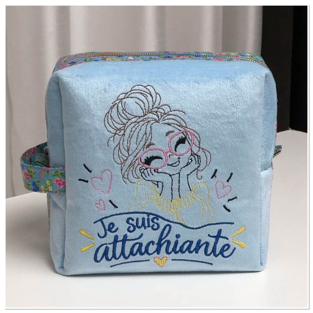 Je suis Attachiante – femme avec chignon, grandes lunettes rouges et petits cœurs – motif de broderie machine humour