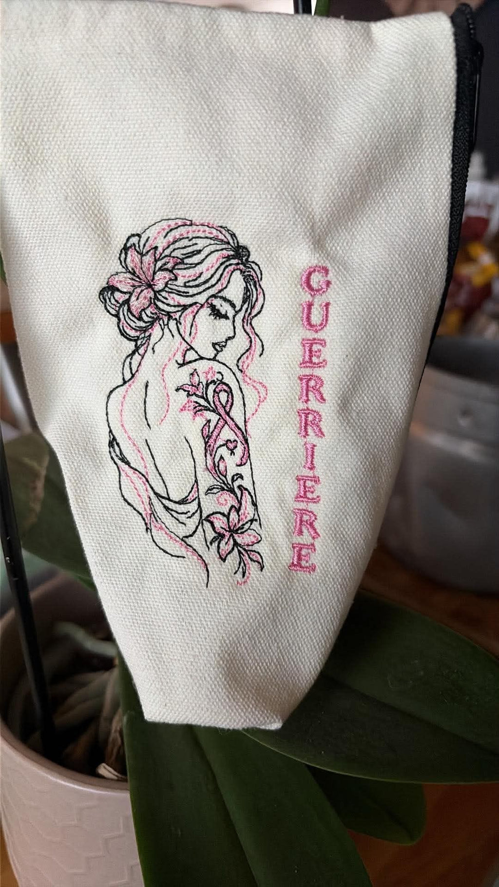 Guerrière Octobre Rose avec tatouage floral et ruban rose – motif de broderie machine disponible en 6 tailles