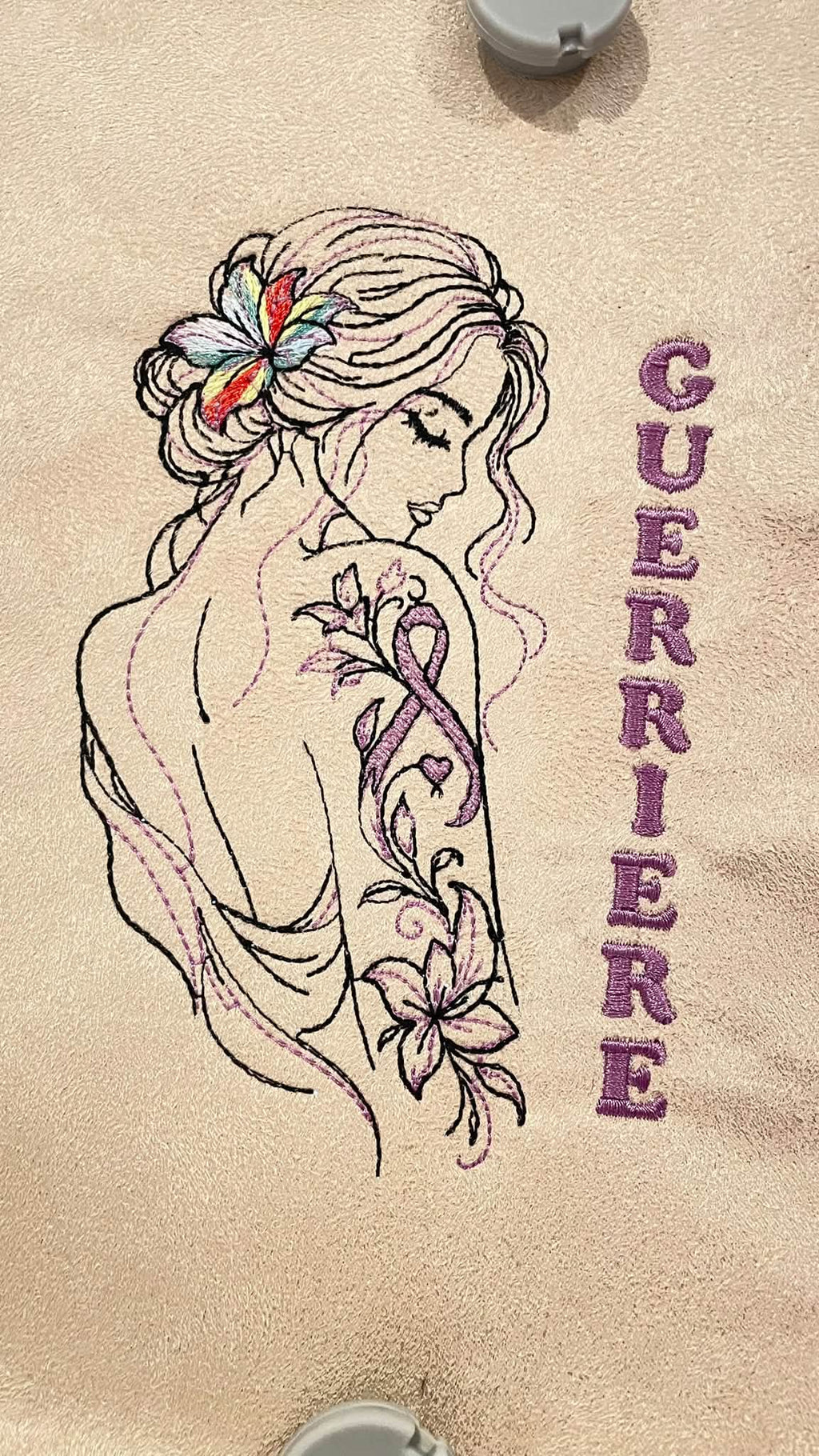 Guerrière Octobre Rose avec tatouage floral et ruban rose – motif de broderie machine disponible en 6 tailles