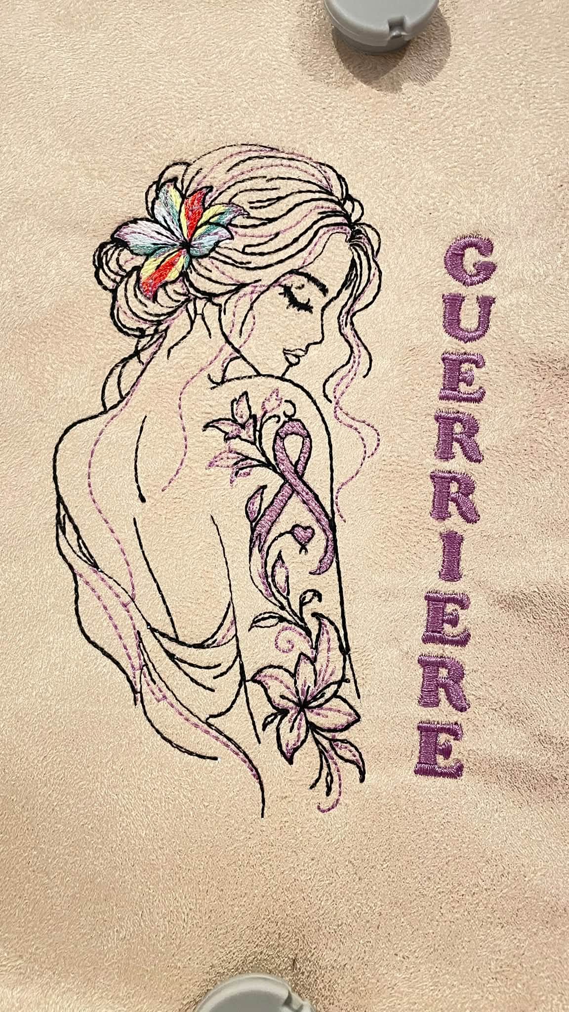 Guerrière Octobre Rose avec tatouage floral et ruban rose – motif de broderie machine disponible en 6 tailles