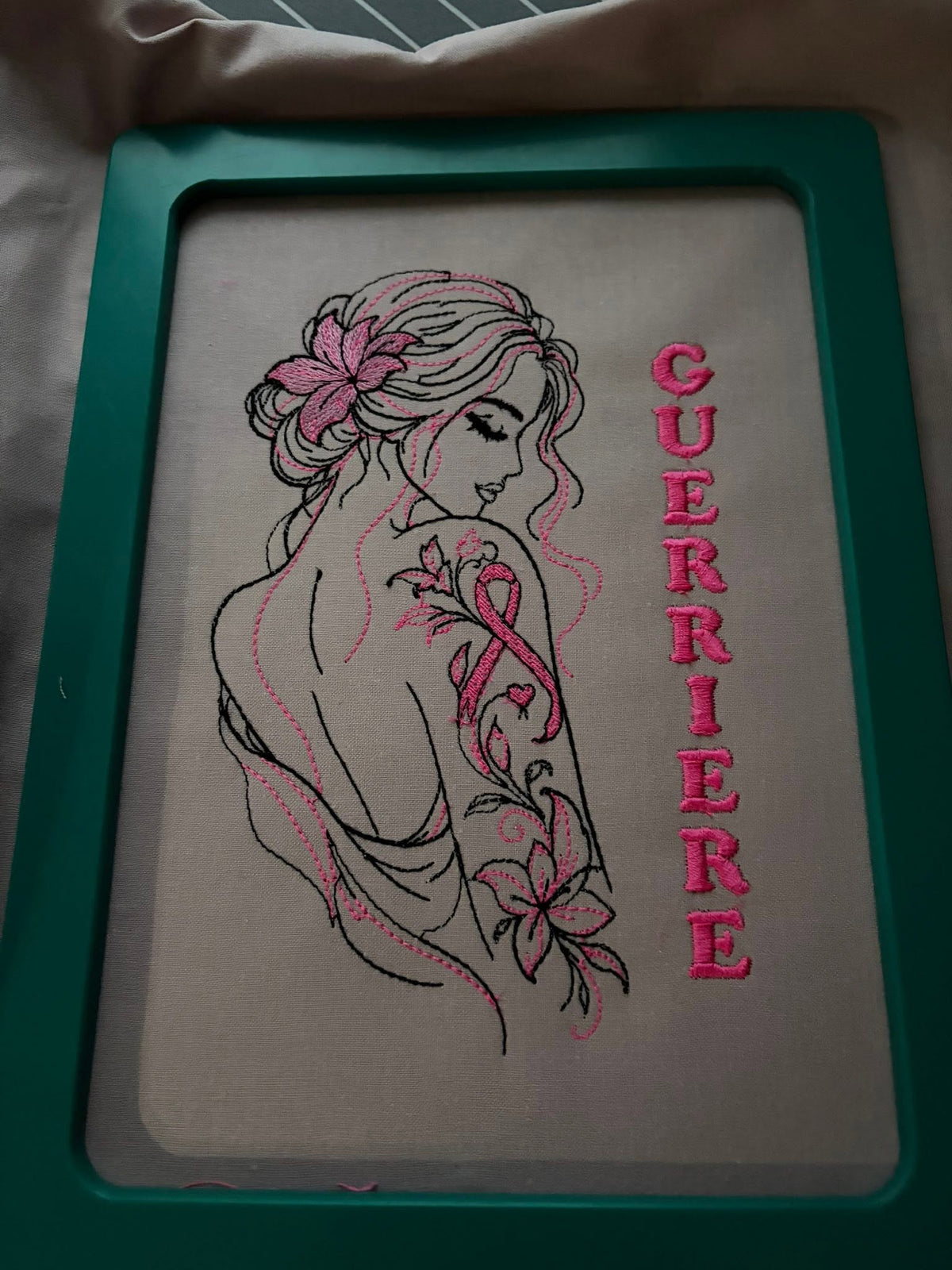 Guerrière Octobre Rose – Motif de Broderie Machine – 6 Tailles
