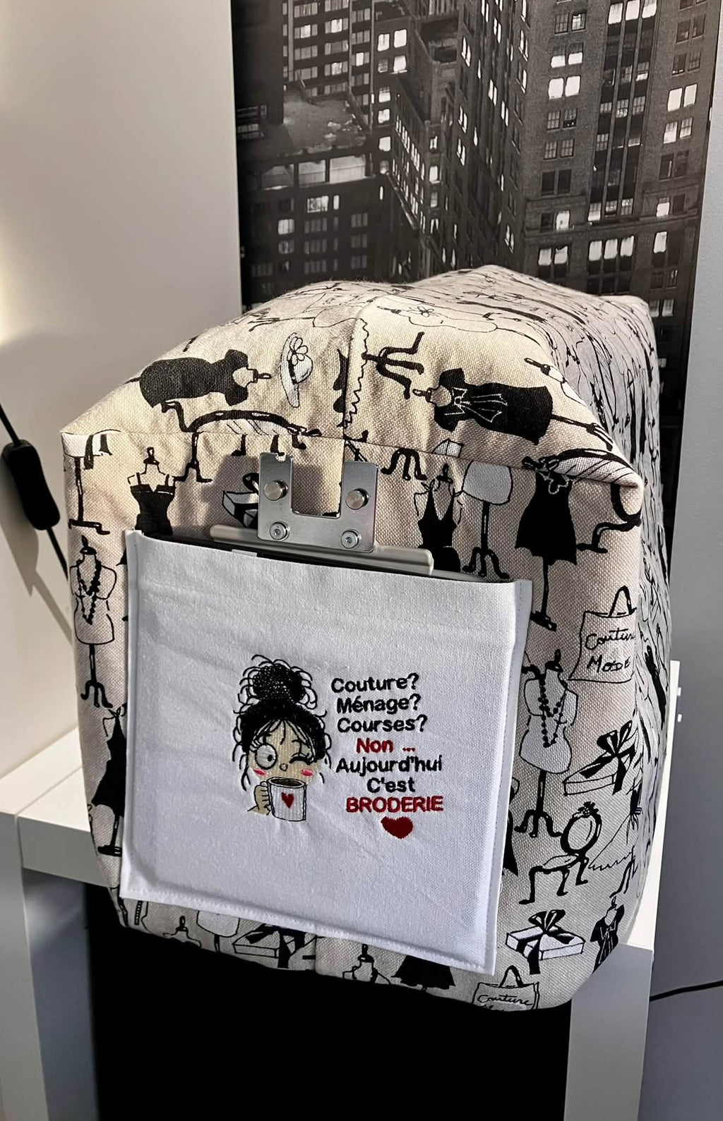 Aujourd’hui c’est Broderie – brodeuse avec tasse et phrase humoristique – motif de broderie machine format 10x10