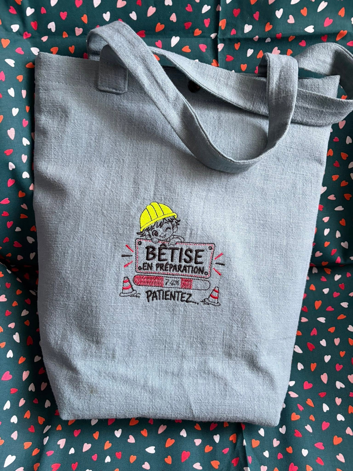 Bêtise en Préparation – petit garçon malicieux avec casquette jaune, barre de chargement à 74 % et cônes – motif broderie 10x10