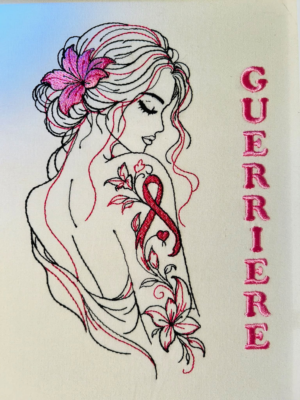 Guerrière Octobre Rose avec tatouage floral et ruban rose – motif de broderie machine disponible en 6 tailles