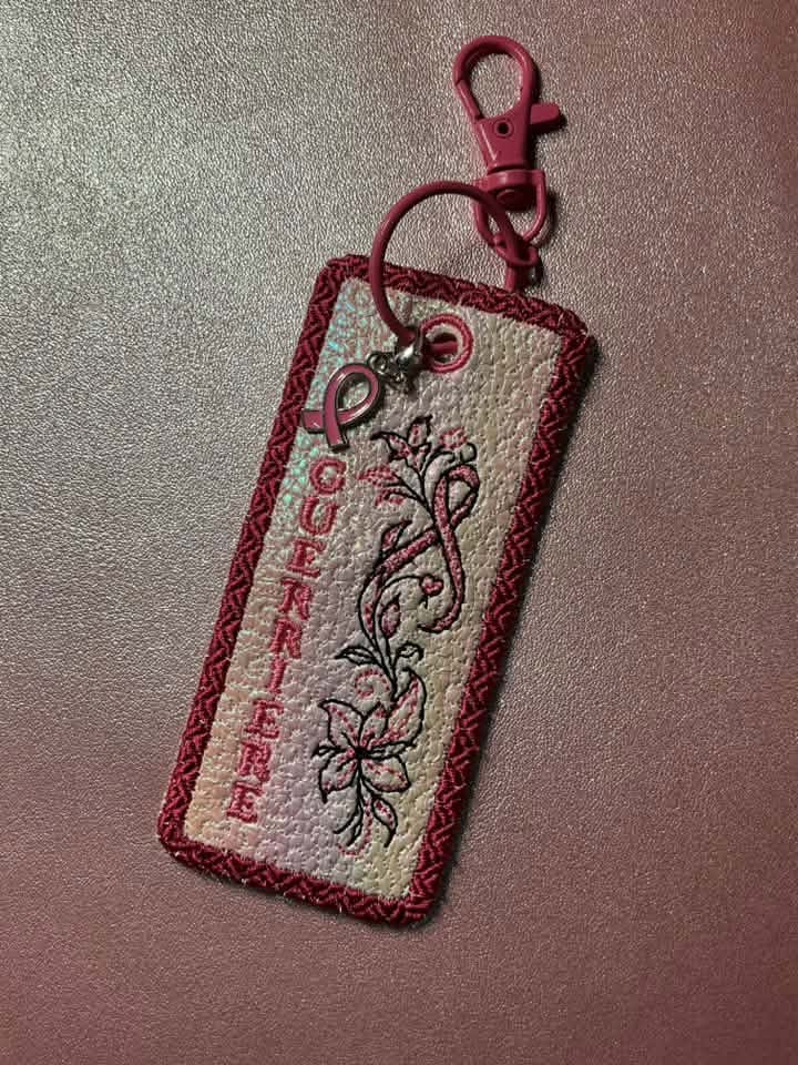 Marque-pages Octobre Rose ITH Guerrière Force Courage et Espoir avec ruban rose et fleurs – motifs de broderie machine 10x10