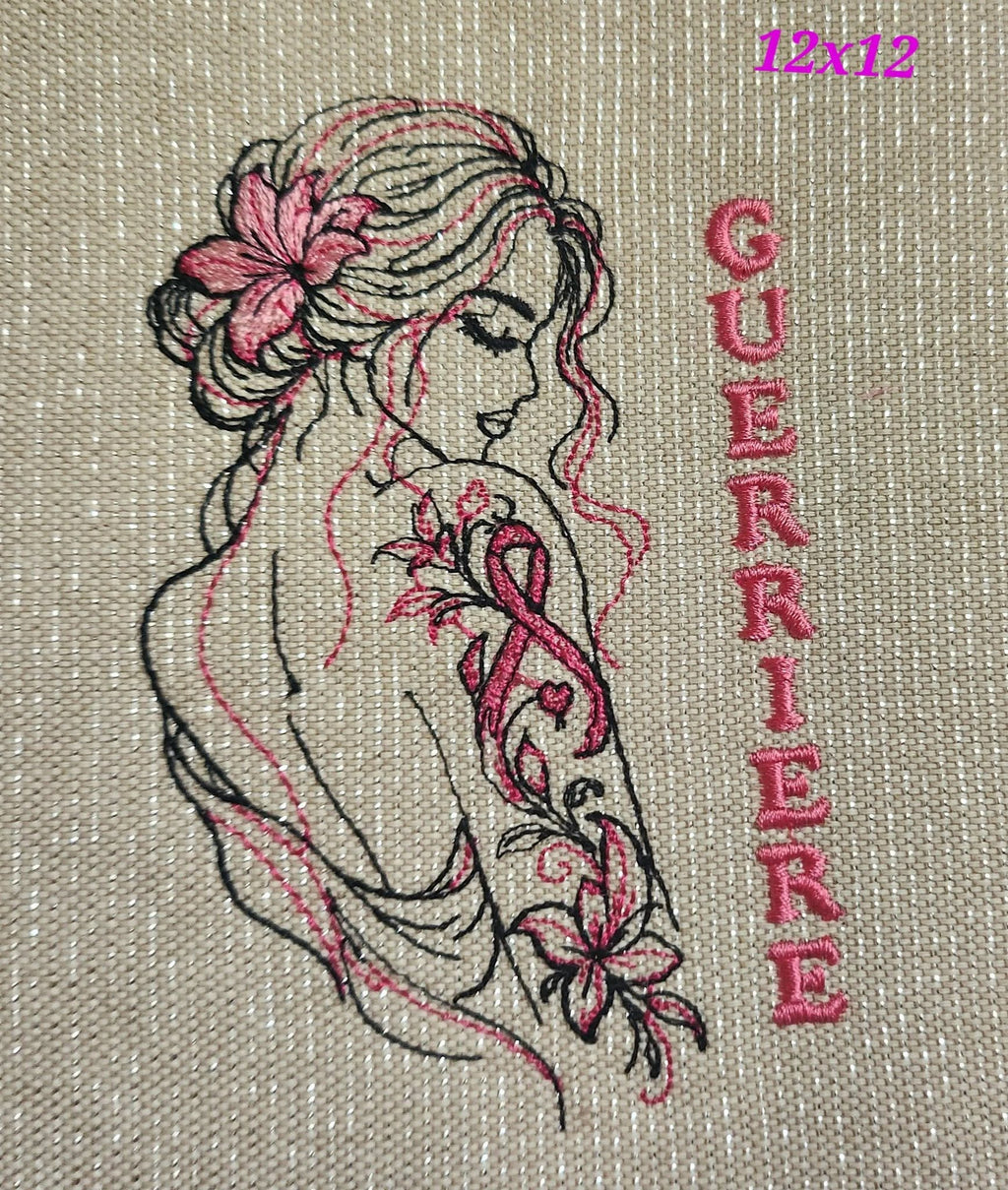 Guerrière Octobre Rose avec tatouage floral et ruban rose – motif de broderie machine disponible en 6 tailles