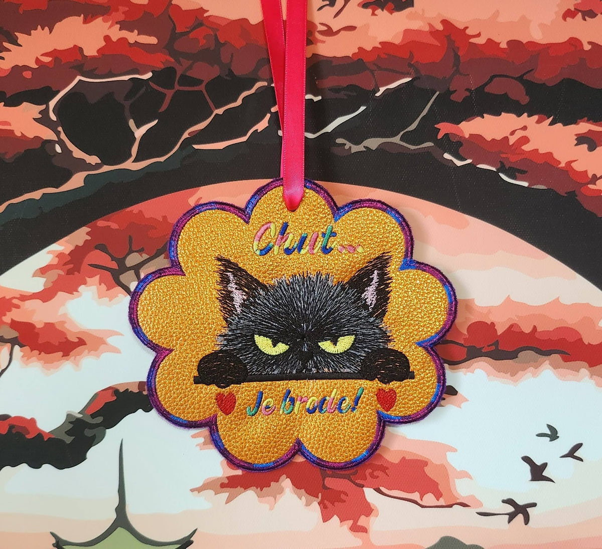 Chut Je Brode – chat noir bougon avec petits cœurs rouges – motif de broderie machine humour format 10x10