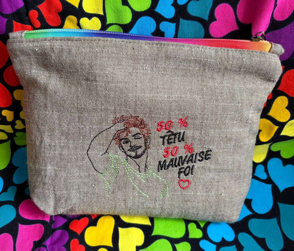 50 % Têtu 50 % Mauvaise Foi – homme souriant et malicieux – motif de broderie machine humour disponible en 10x10 et 15x15