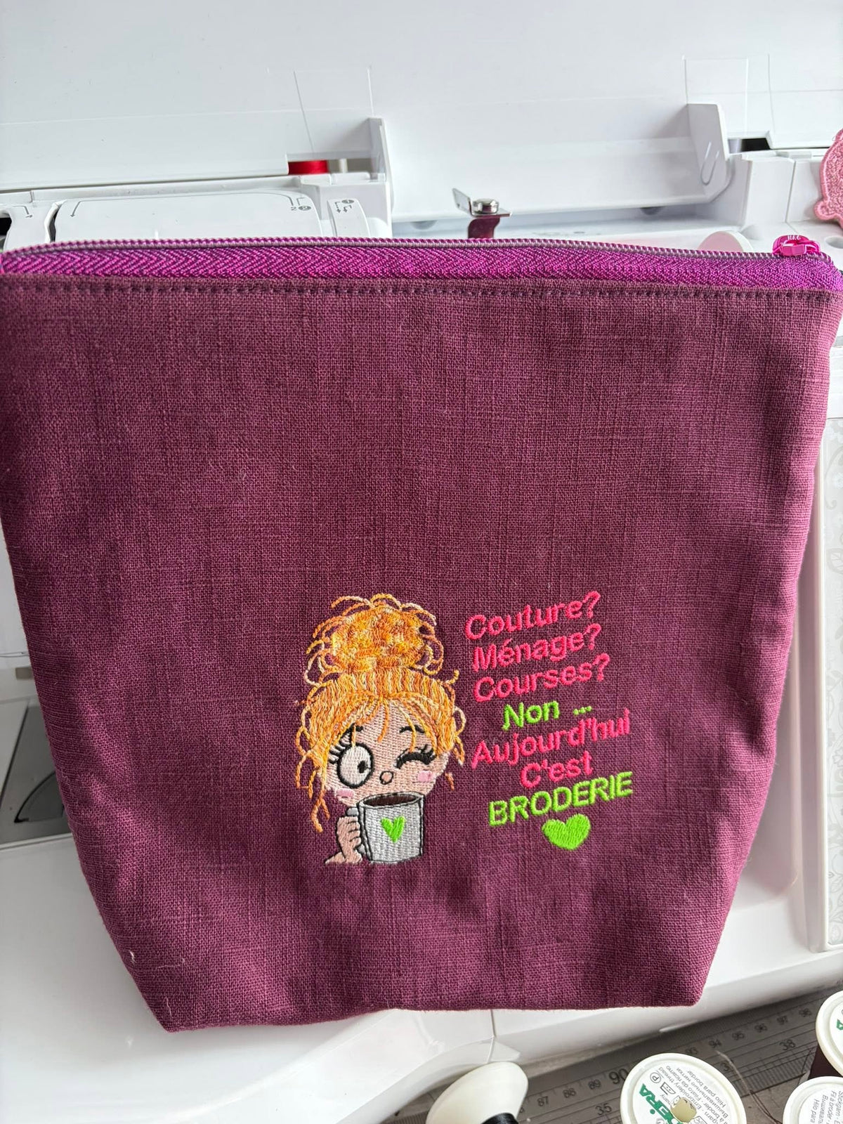 Aujourd’hui c’est Broderie – Humour Brodeuse – Motif de Broderie Machine 10x10