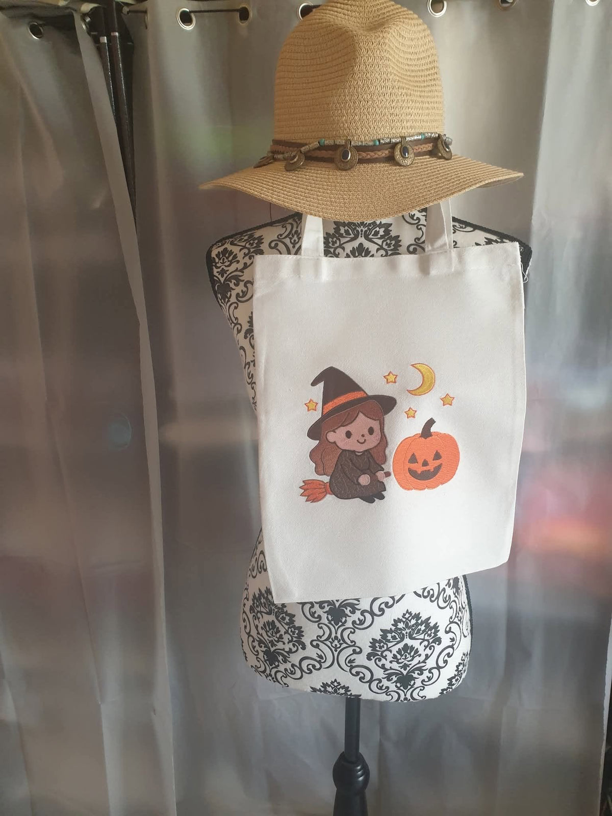 Motif de broderie machine Halloween petite sorcière sur son balai avec citrouille lune et étoiles