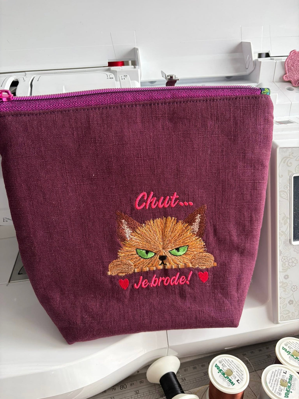 Chut Je Brode – chat noir bougon avec petits cœurs rouges – motif de broderie machine humour format 10x10