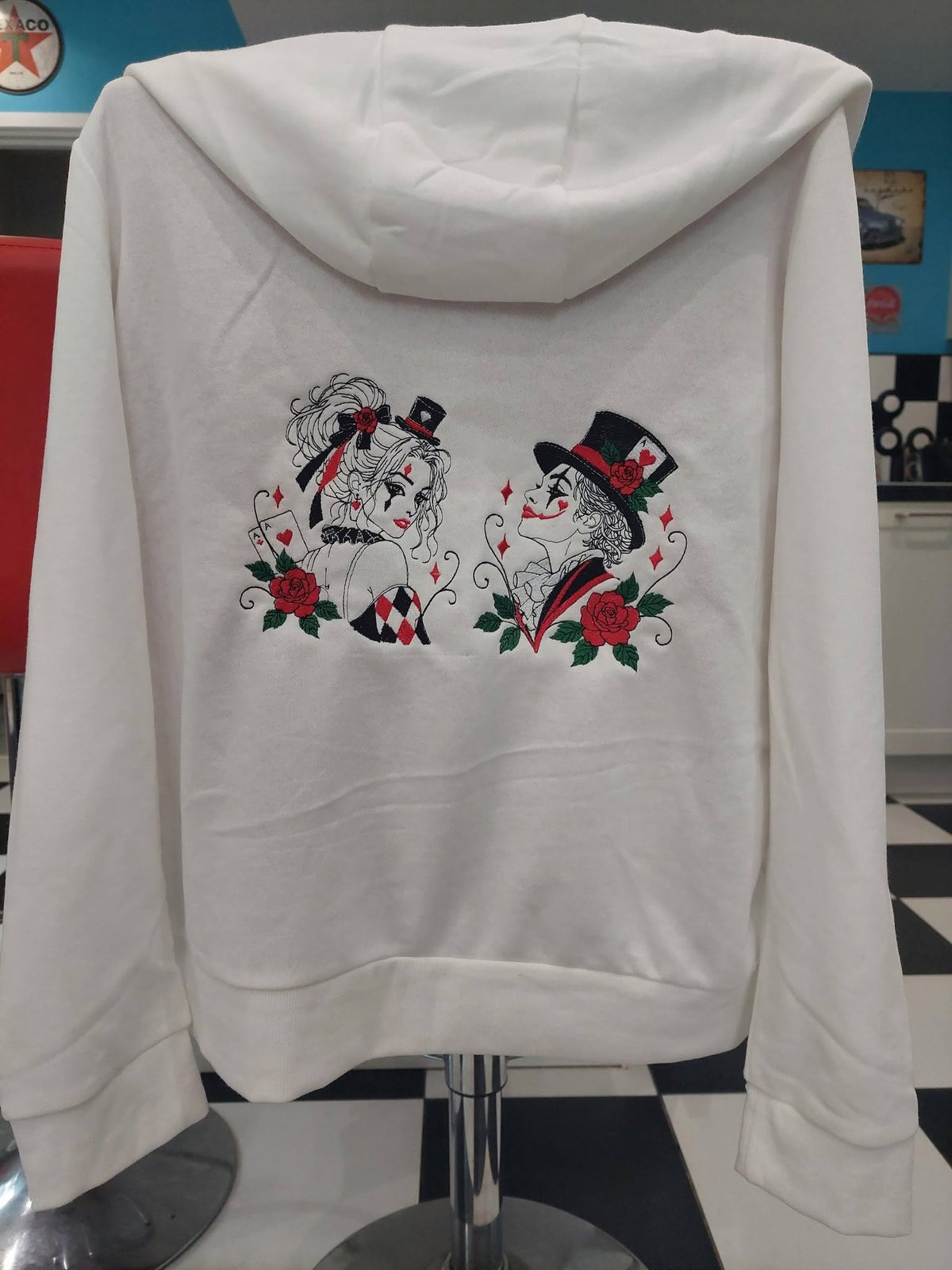 L’ArleKing homme arlequin dark avec haut-de-forme, carte à jouer et roses rouges – motif de broderie machine Halloween